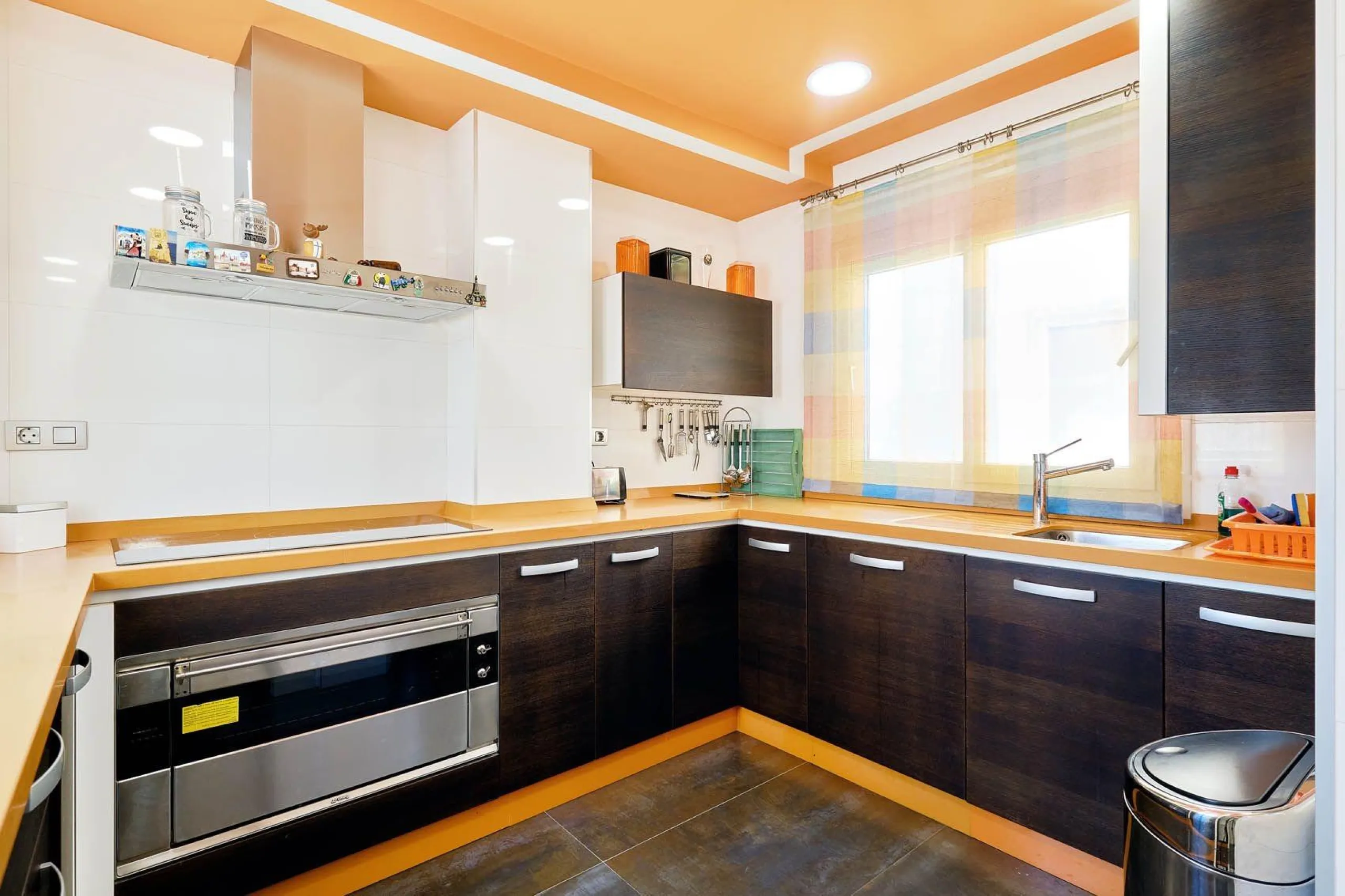 ÁTICO DE LUJO EN LA PLAZA DEL TEATRO. 228 M2. 3 DORM. 3 BAÑOS. SOLARIUM 80 M2. PLAYA A 600 METROS.