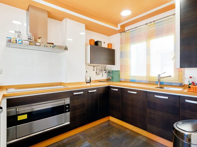 ÁTICO DE LUJO EN LA PLAZA DEL TEATRO. 228 M2. 3 DORM. 3 BAÑOS. SOLARIUM 80 M2. PLAYA A 600 METROS.