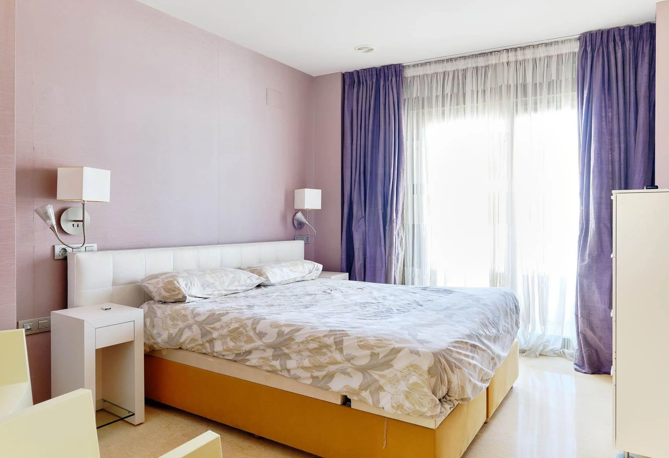 ÁTICO DE LUJO EN LA PLAZA DEL TEATRO. 228 M2. 3 DORM. 3 BAÑOS. SOLARIUM 80 M2. PLAYA A 600 METROS.