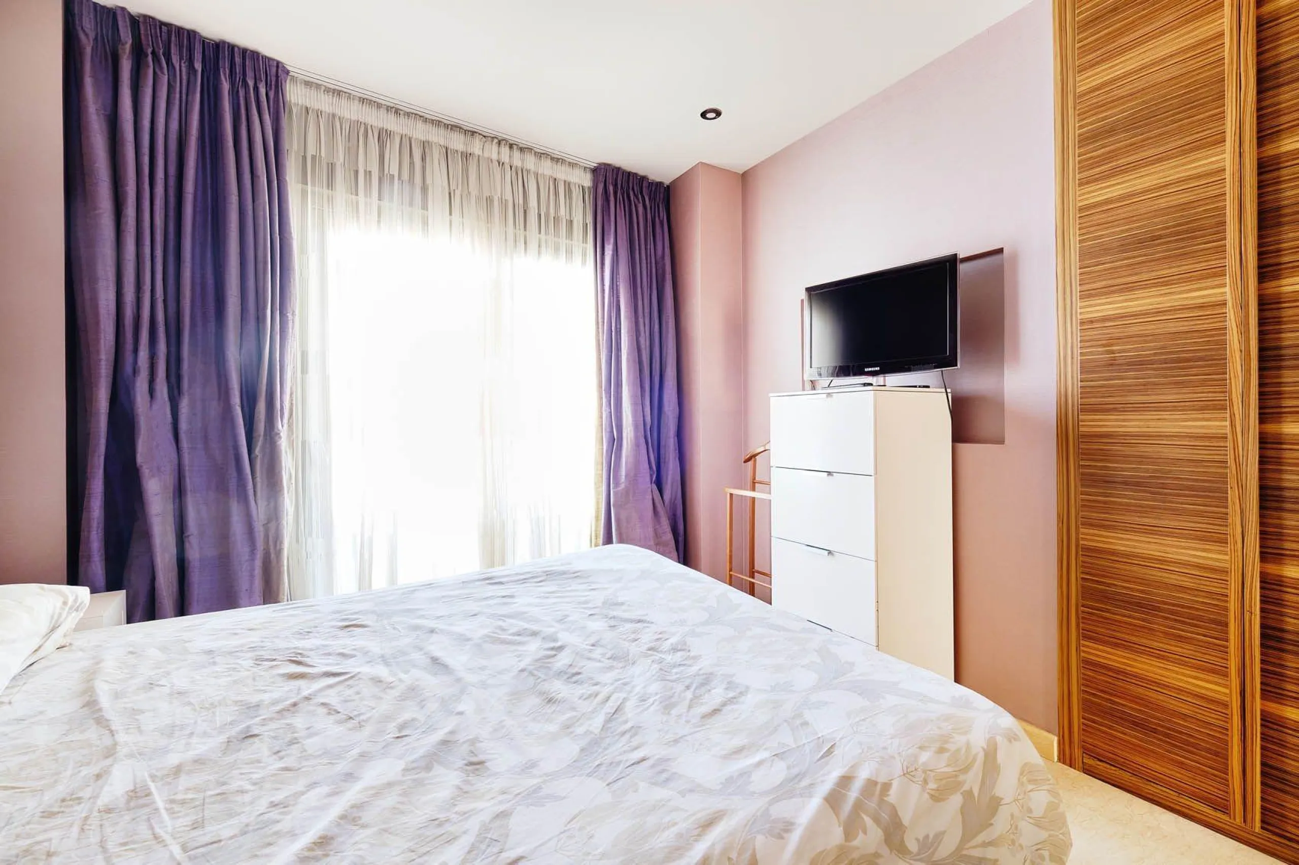 ÁTICO DE LUJO EN LA PLAZA DEL TEATRO. 228 M2. 3 DORM. 3 BAÑOS. SOLARIUM 80 M2. PLAYA A 600 METROS.