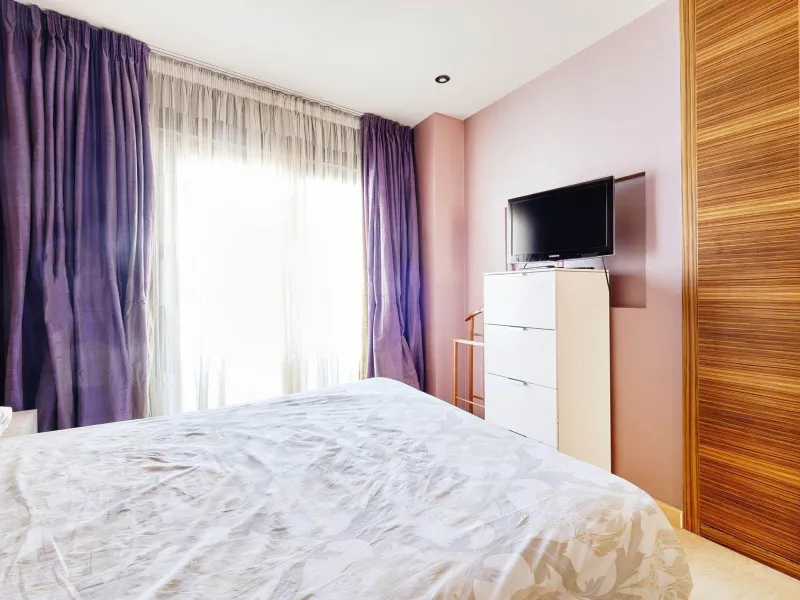 ÁTICO DE LUJO EN LA PLAZA DEL TEATRO. 228 M2. 3 DORM. 3 BAÑOS. SOLARIUM 80 M2. PLAYA A 600 METROS.