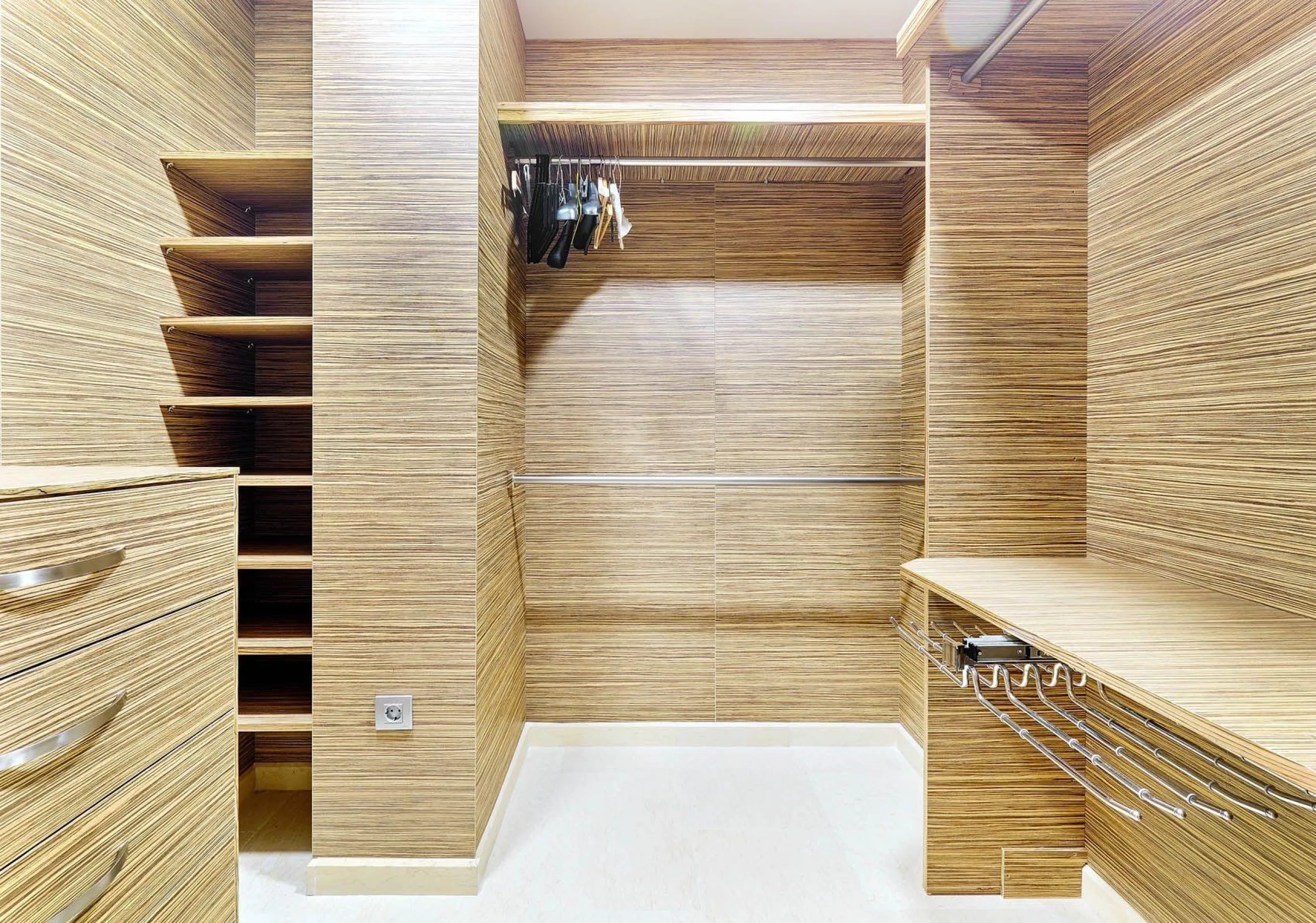 ÁTICO DE LUJO EN LA PLAZA DEL TEATRO. 228 M2. 3 DORM. 3 BAÑOS. SOLARIUM 80 M2. PLAYA A 600 METROS.