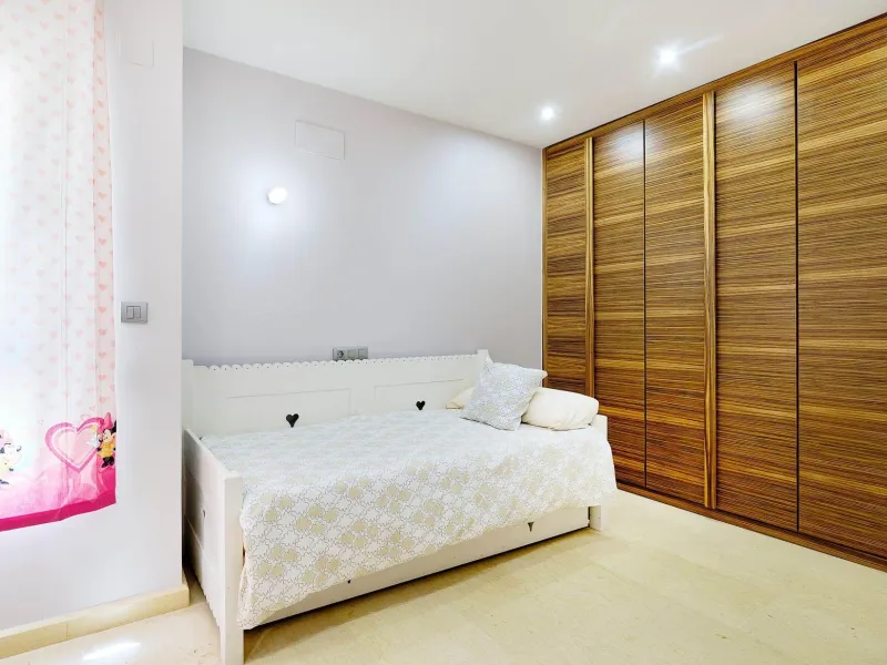 ÁTICO DE LUJO EN LA PLAZA DEL TEATRO. 228 M2. 3 DORM. 3 BAÑOS. SOLARIUM 80 M2. PLAYA A 600 METROS.