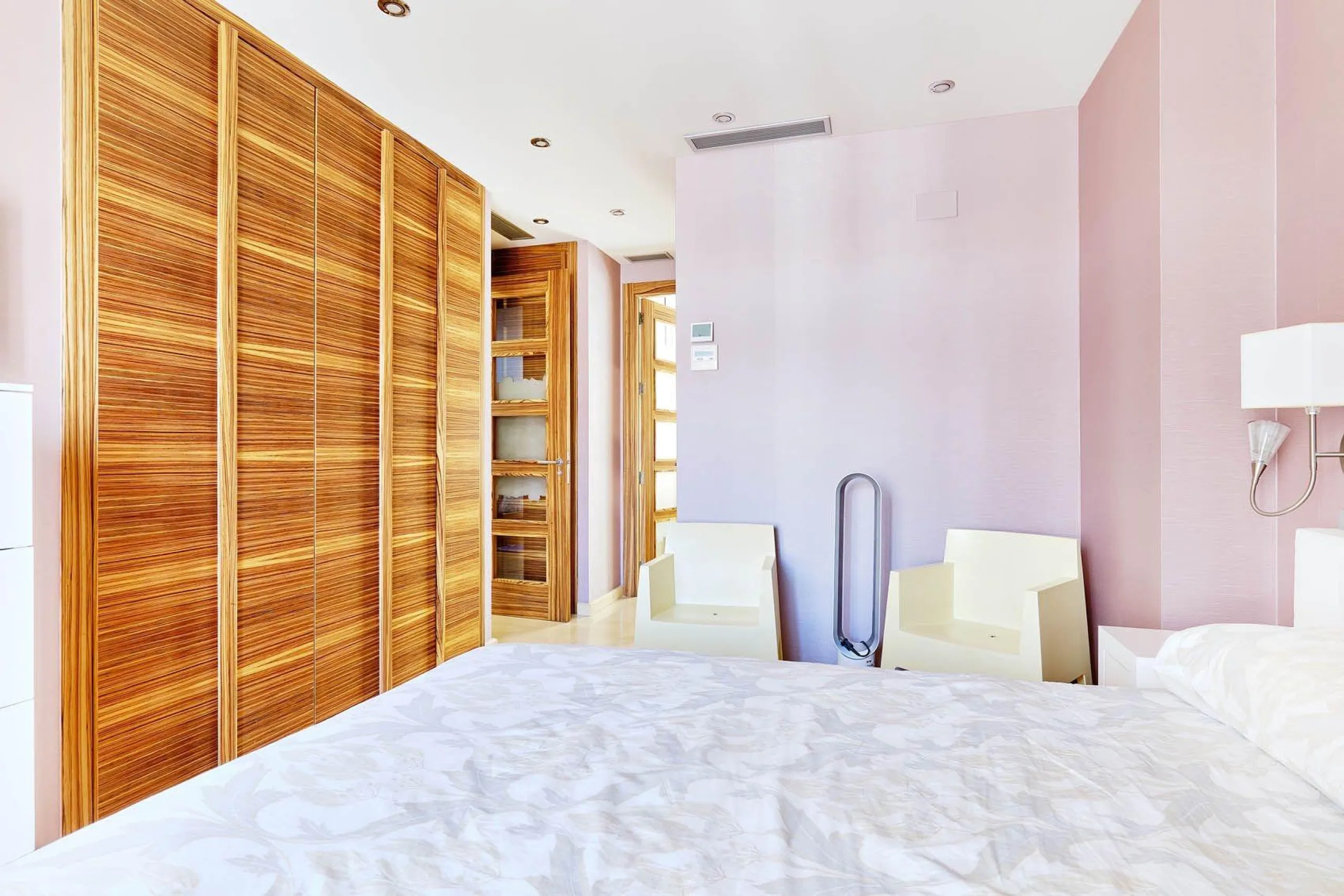 ÁTICO DE LUJO EN LA PLAZA DEL TEATRO. 228 M2. 3 DORM. 3 BAÑOS. SOLARIUM 80 M2. PLAYA A 600 METROS.