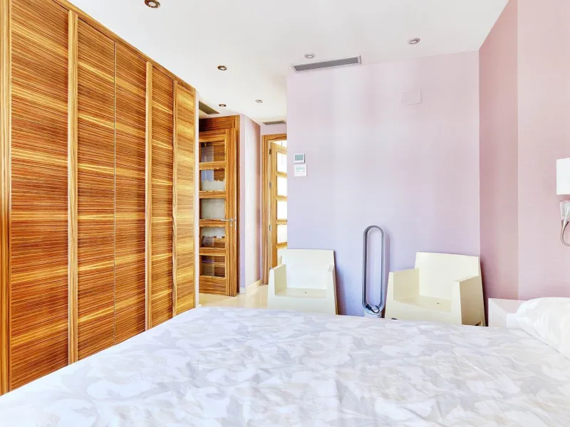 ÁTICO DE LUJO EN LA PLAZA DEL TEATRO. 228 M2. 3 DORM. 3 BAÑOS. SOLARIUM 80 M2. PLAYA A 600 METROS.