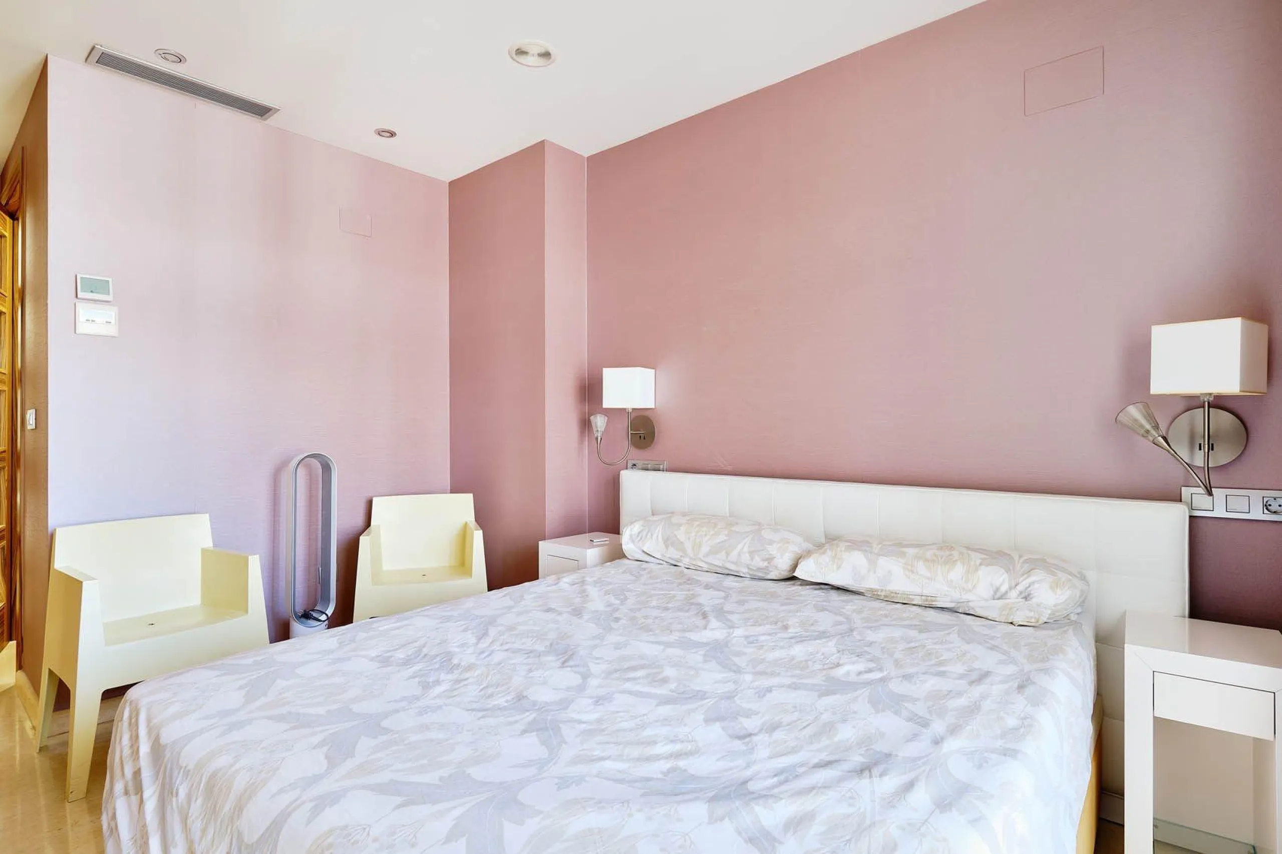 ÁTICO DE LUJO EN LA PLAZA DEL TEATRO. 228 M2. 3 DORM. 3 BAÑOS. SOLARIUM 80 M2. PLAYA A 600 METROS.