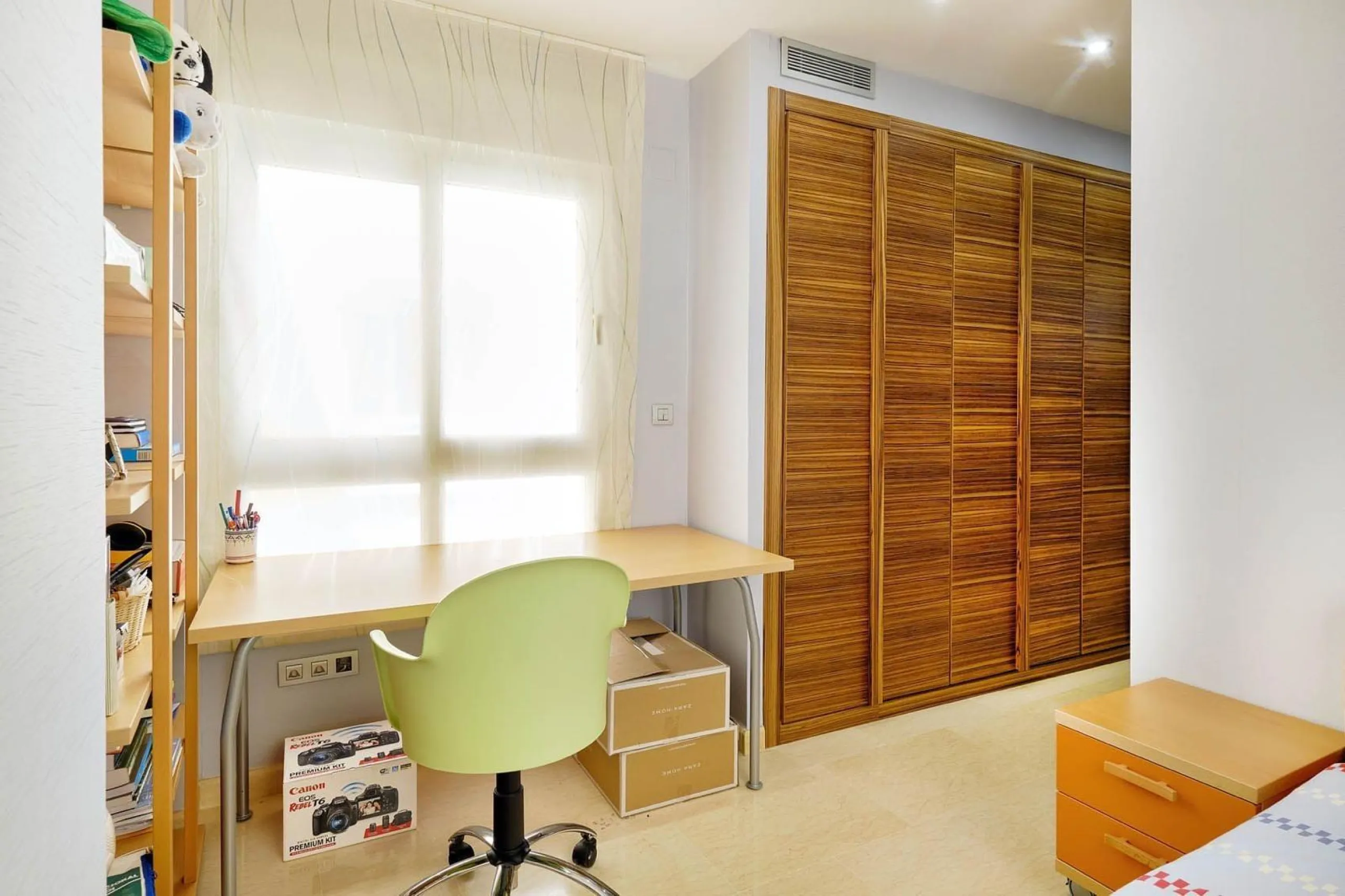 ÁTICO DE LUJO EN LA PLAZA DEL TEATRO. 228 M2. 3 DORM. 3 BAÑOS. SOLARIUM 80 M2. PLAYA A 600 METROS.