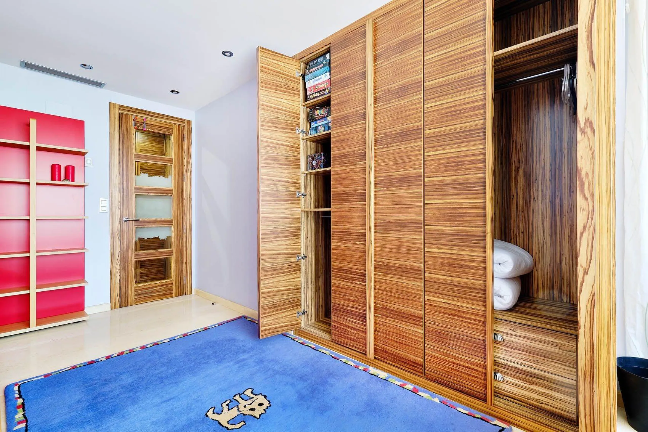 ÁTICO DE LUJO EN LA PLAZA DEL TEATRO. 228 M2. 3 DORM. 3 BAÑOS. SOLARIUM 80 M2. PLAYA A 600 METROS.