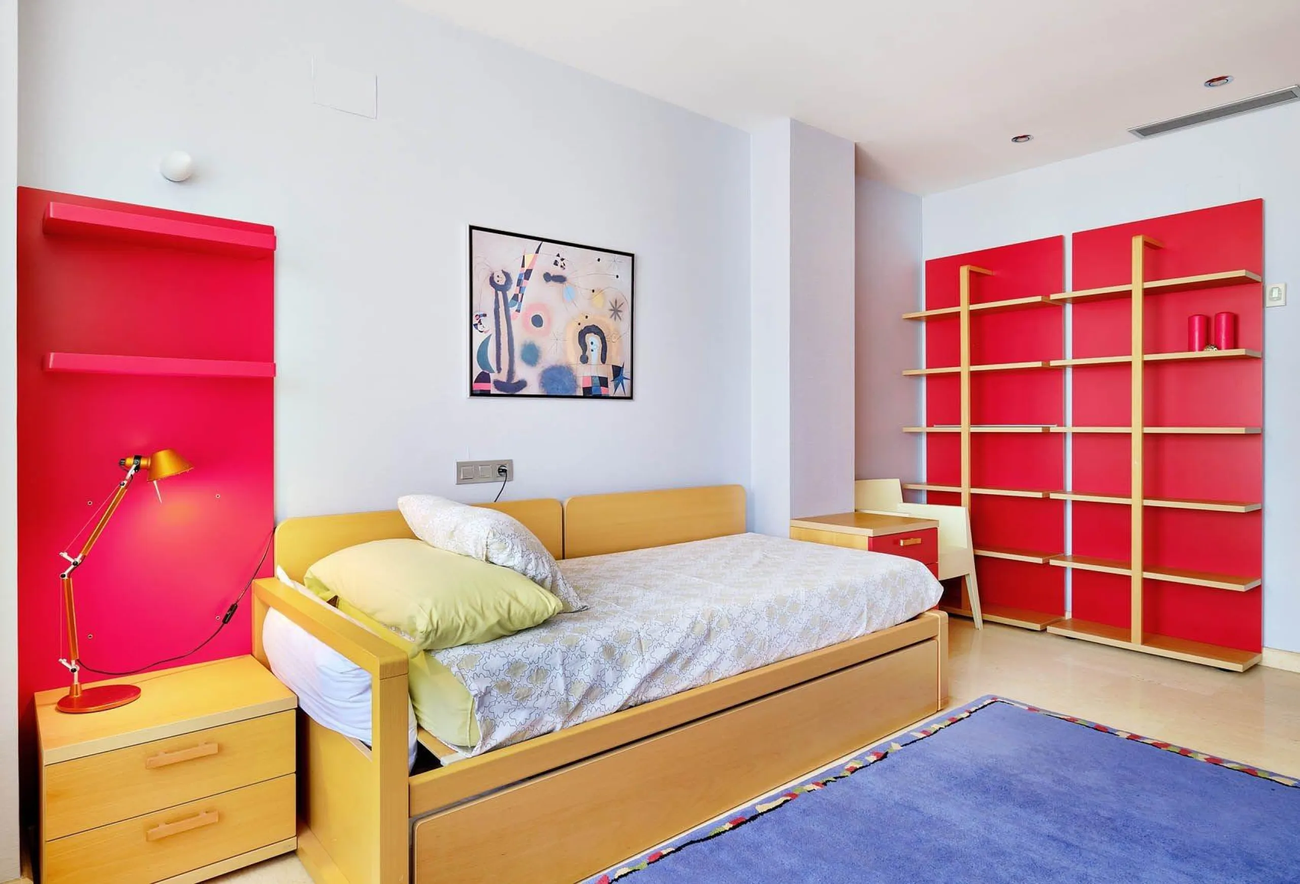 ÁTICO DE LUJO EN LA PLAZA DEL TEATRO. 228 M2. 3 DORM. 3 BAÑOS. SOLARIUM 80 M2. PLAYA A 600 METROS.
