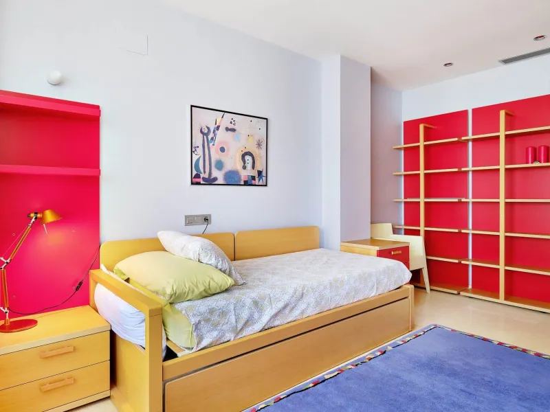 ÁTICO DE LUJO EN LA PLAZA DEL TEATRO. 228 M2. 3 DORM. 3 BAÑOS. SOLARIUM 80 M2. PLAYA A 600 METROS.