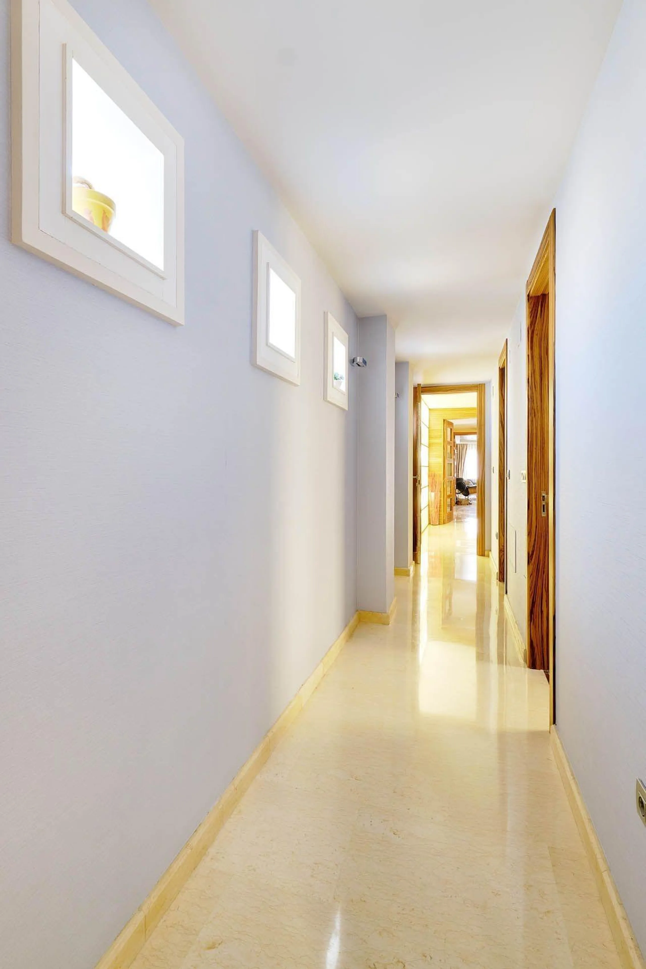 ÁTICO DE LUJO EN LA PLAZA DEL TEATRO. 228 M2. 3 DORM. 3 BAÑOS. SOLARIUM 80 M2. PLAYA A 600 METROS.