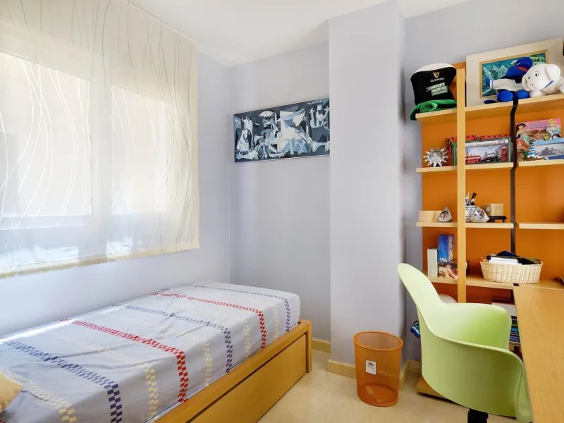 ÁTICO DE LUJO EN LA PLAZA DEL TEATRO. 228 M2. 3 DORM. 3 BAÑOS. SOLARIUM 80 M2. PLAYA A 600 METROS.