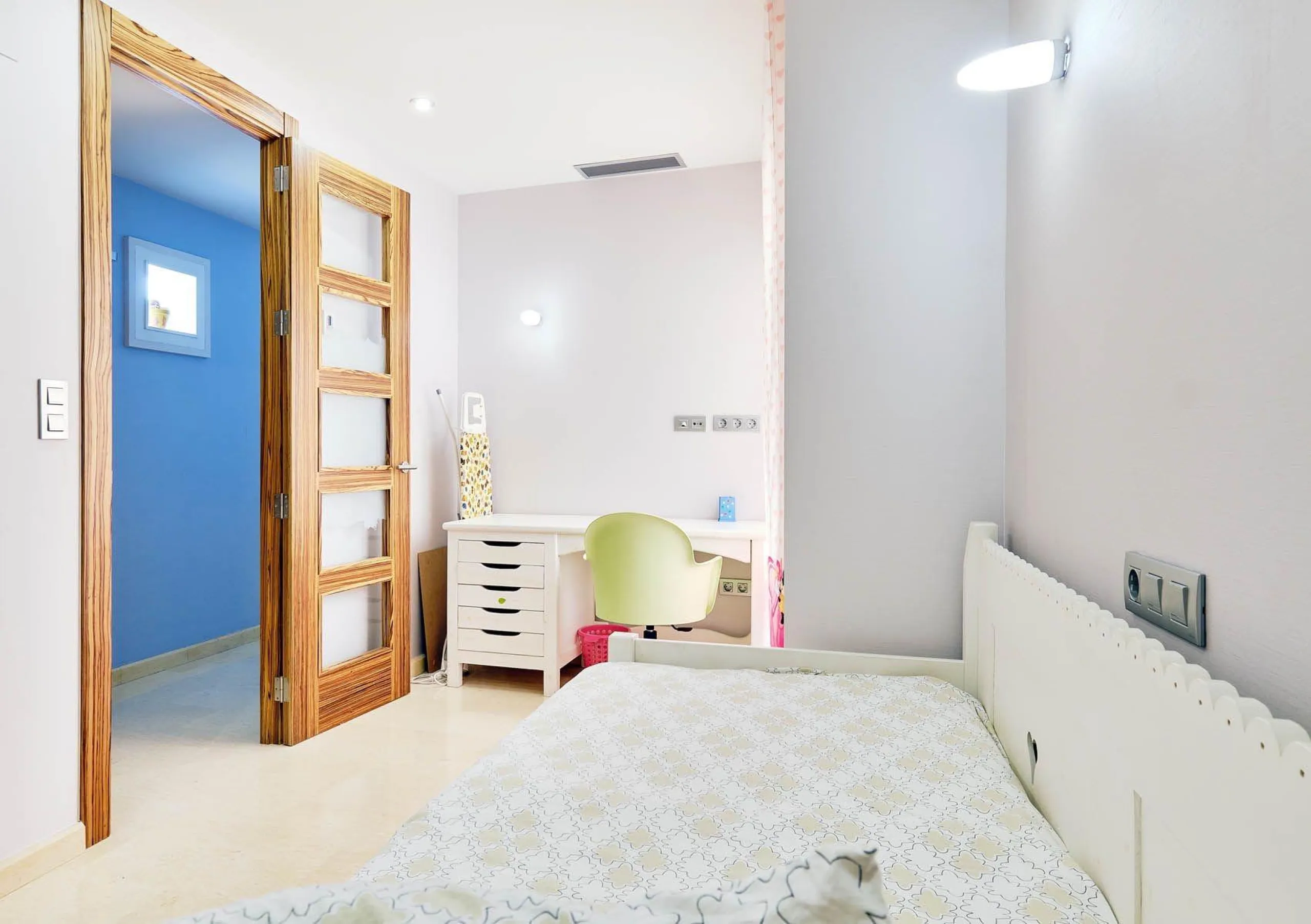 ÁTICO DE LUJO EN LA PLAZA DEL TEATRO. 228 M2. 3 DORM. 3 BAÑOS. SOLARIUM 80 M2. PLAYA A 600 METROS.