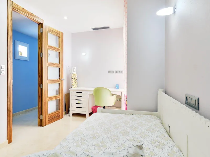 ÁTICO DE LUJO EN LA PLAZA DEL TEATRO. 228 M2. 3 DORM. 3 BAÑOS. SOLARIUM 80 M2. PLAYA A 600 METROS.