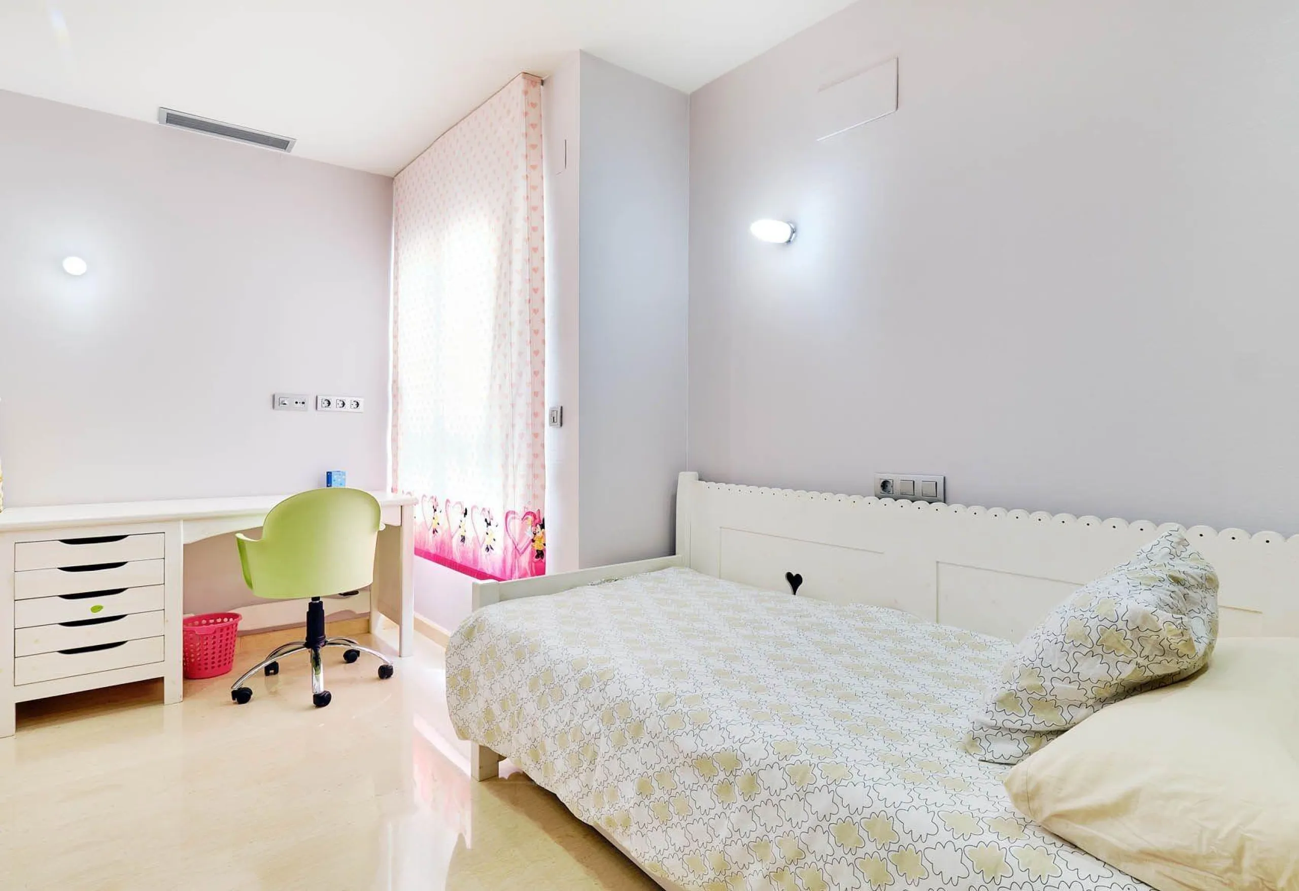 ÁTICO DE LUJO EN LA PLAZA DEL TEATRO. 228 M2. 3 DORM. 3 BAÑOS. SOLARIUM 80 M2. PLAYA A 600 METROS.
