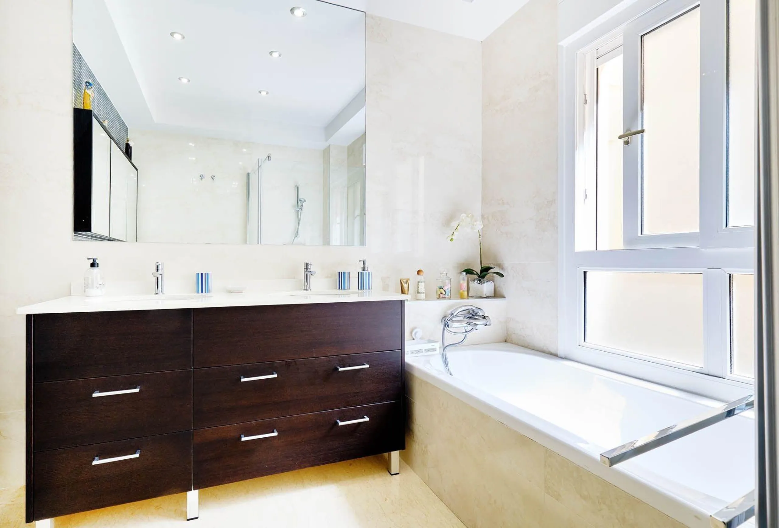 ÁTICO DE LUJO EN LA PLAZA DEL TEATRO. 228 M2. 3 DORM. 3 BAÑOS. SOLARIUM 80 M2. PLAYA A 600 METROS.