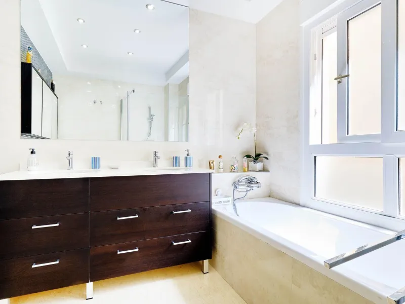 ÁTICO DE LUJO EN LA PLAZA DEL TEATRO. 228 M2. 3 DORM. 3 BAÑOS. SOLARIUM 80 M2. PLAYA A 600 METROS.