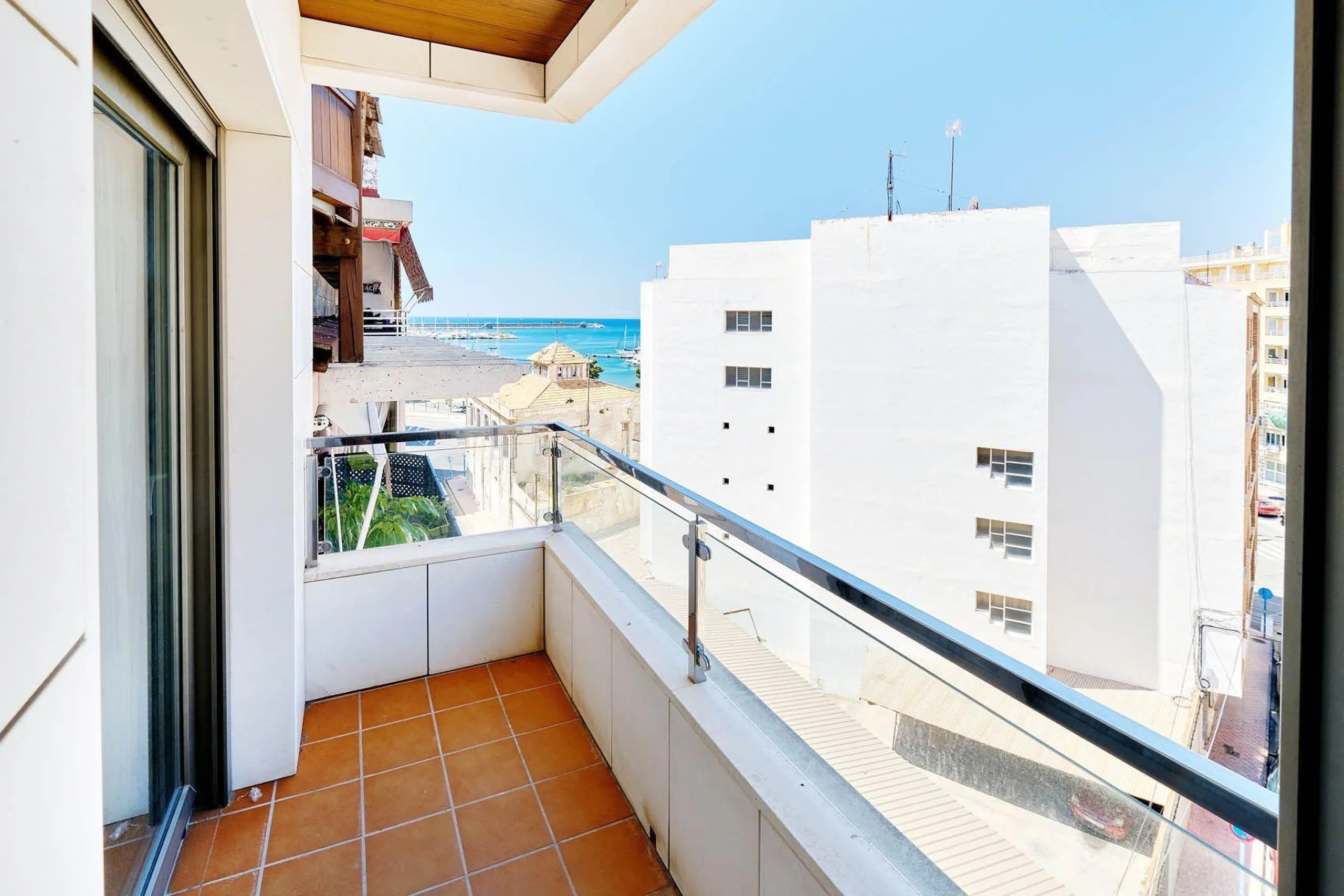ÁTICO DE LUJO EN LA PLAZA DEL TEATRO. 228 M2. 3 DORM. 3 BAÑOS. SOLARIUM 80 M2. PLAYA A 600 METROS.