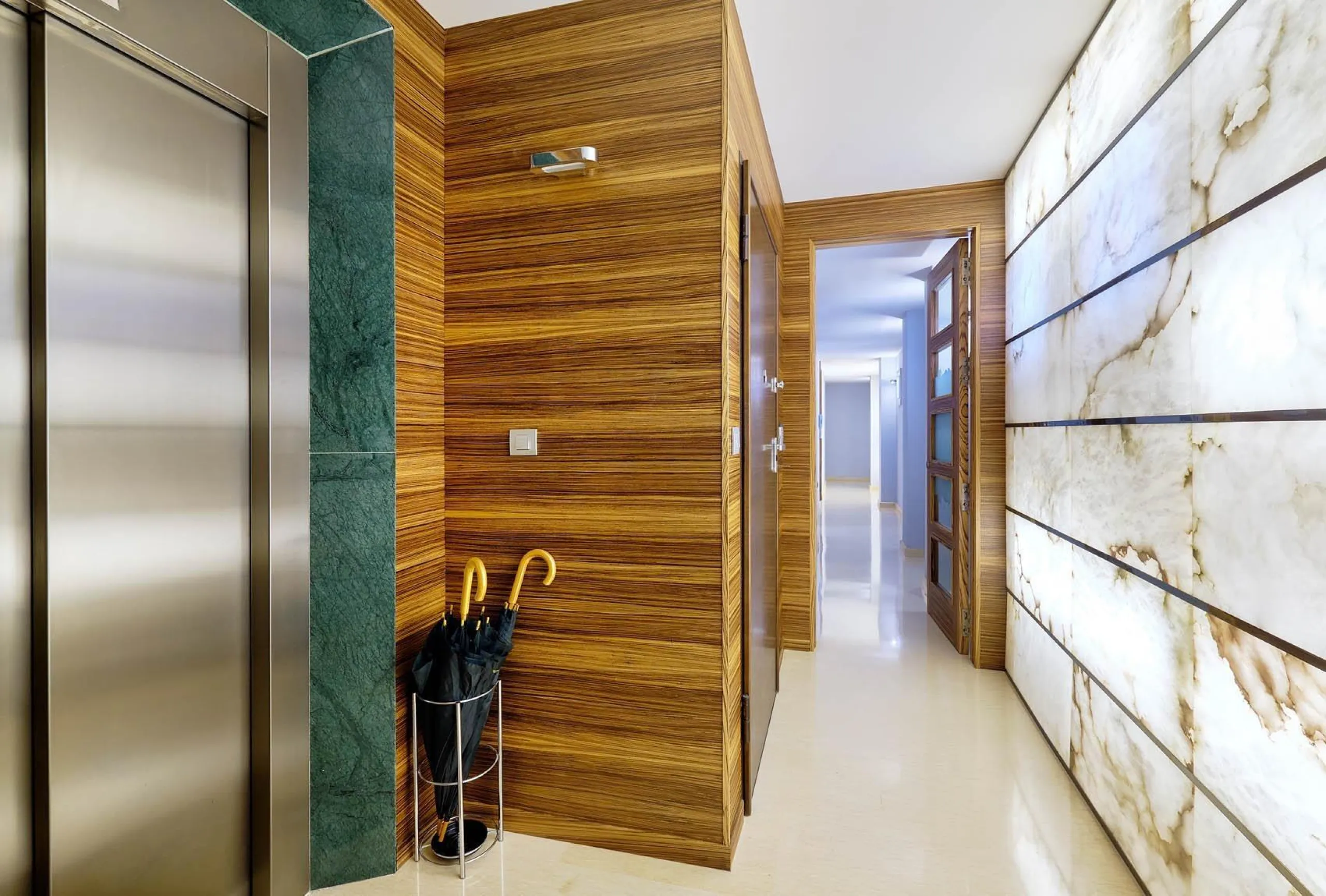 ÁTICO DE LUJO EN LA PLAZA DEL TEATRO. 228 M2. 3 DORM. 3 BAÑOS. SOLARIUM 80 M2. PLAYA A 600 METROS.