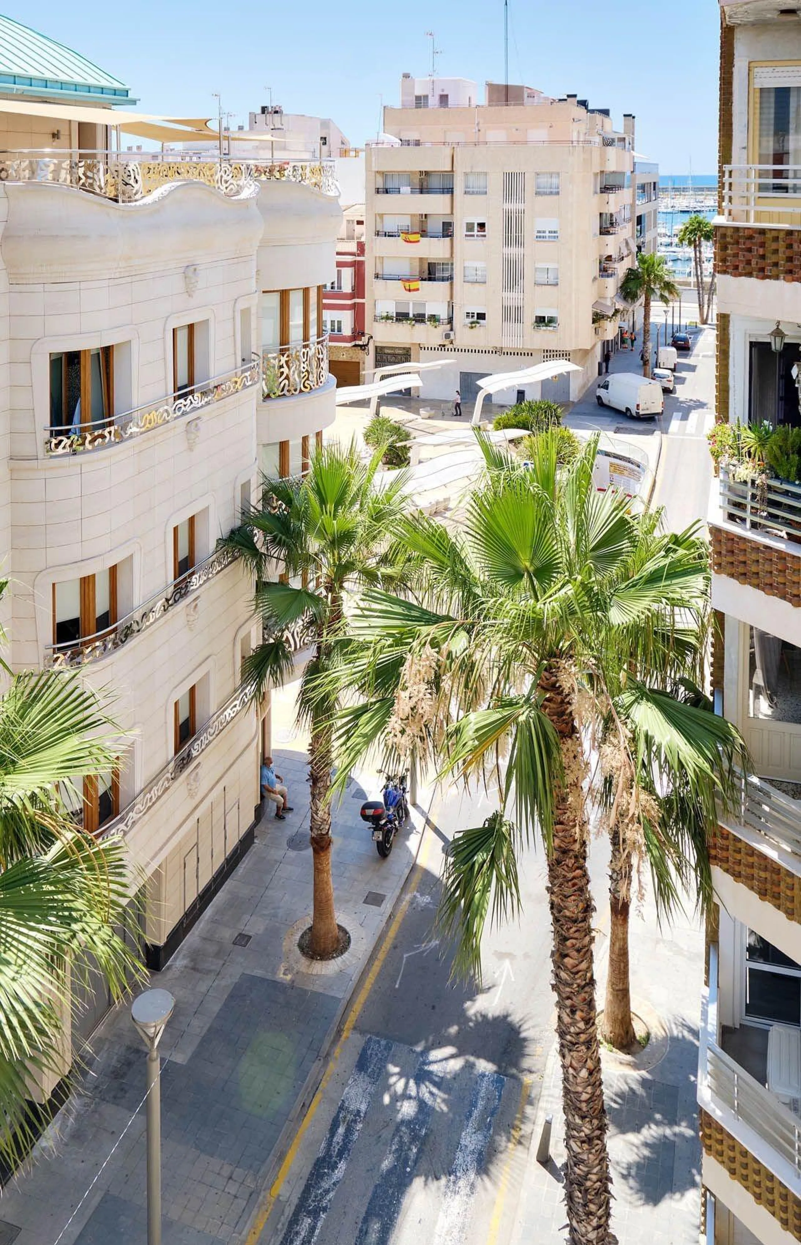 ÁTICO DE LUJO EN LA PLAZA DEL TEATRO. 228 M2. 3 DORM. 3 BAÑOS. SOLARIUM 80 M2. PLAYA A 600 METROS.