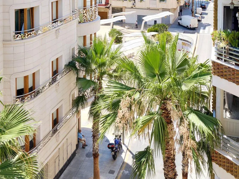ÁTICO DE LUJO EN LA PLAZA DEL TEATRO. 228 M2. 3 DORM. 3 BAÑOS. SOLARIUM 80 M2. PLAYA A 600 METROS.