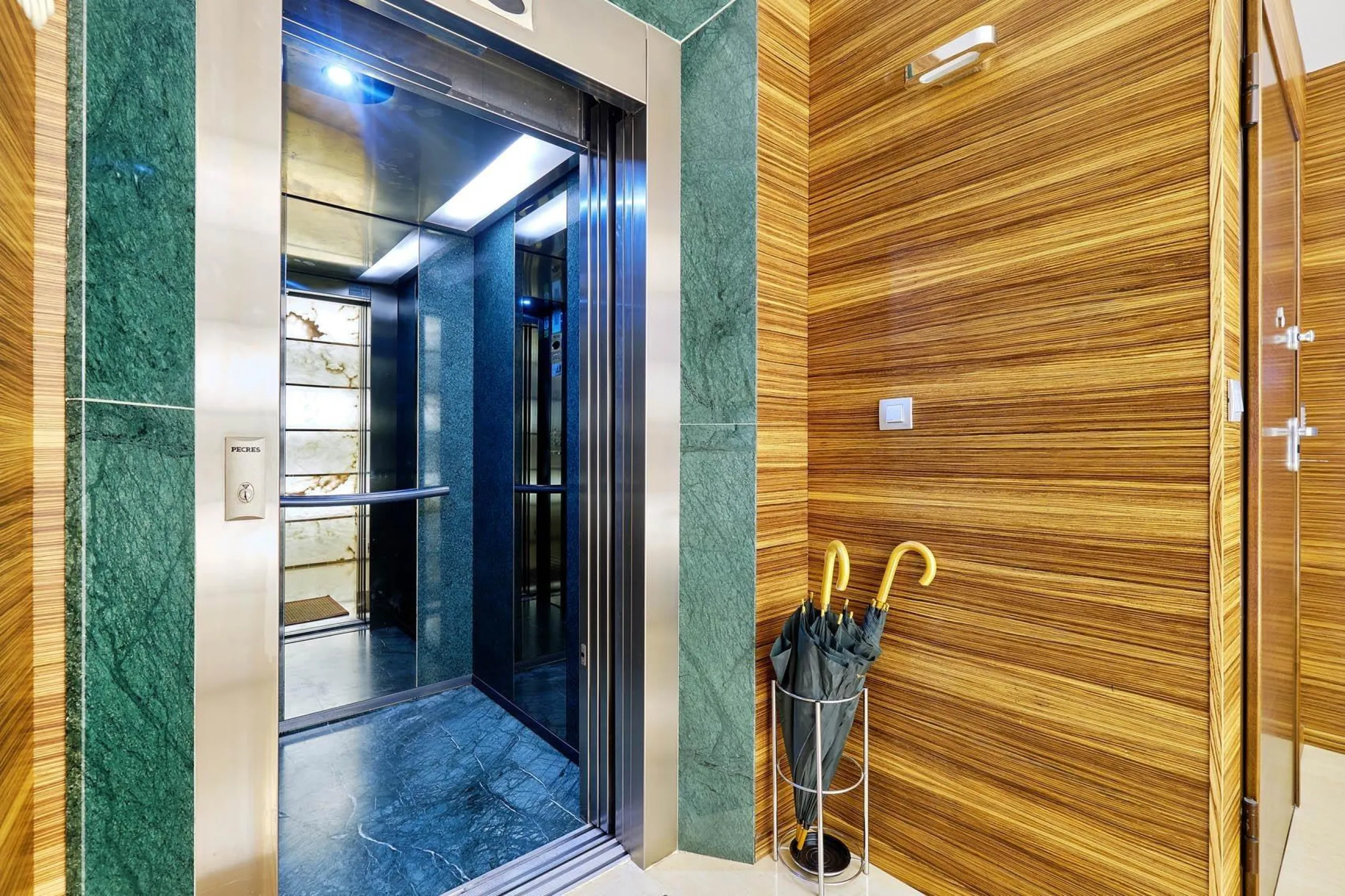 ÁTICO DE LUJO EN LA PLAZA DEL TEATRO. 228 M2. 3 DORM. 3 BAÑOS. SOLARIUM 80 M2. PLAYA A 600 METROS.