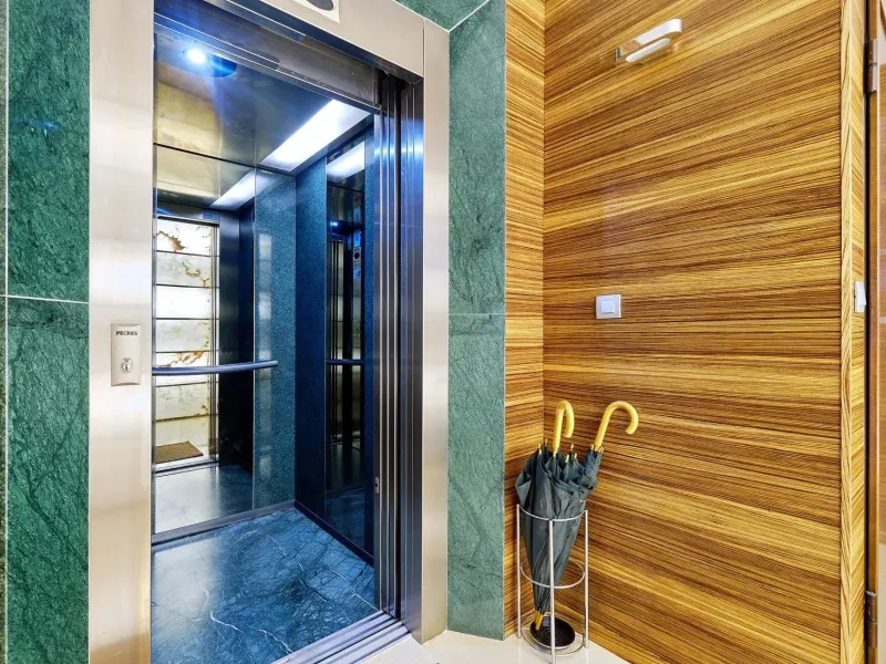 ÁTICO DE LUJO EN LA PLAZA DEL TEATRO. 228 M2. 3 DORM. 3 BAÑOS. SOLARIUM 80 M2. PLAYA A 600 METROS.