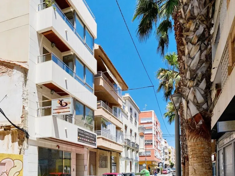 ÁTICO DE LUJO EN LA PLAZA DEL TEATRO. 228 M2. 3 DORM. 3 BAÑOS. SOLARIUM 80 M2. PLAYA A 600 METROS.