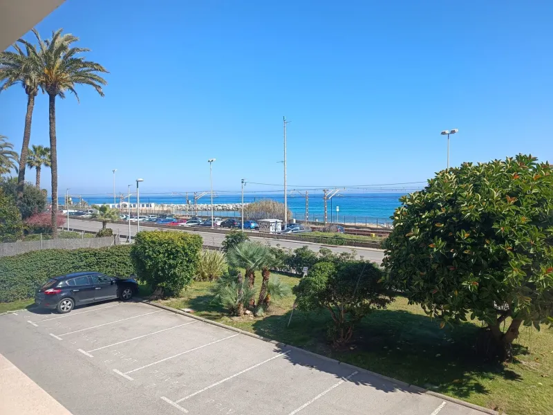 Seafront Apartment with Terrace and Parking in Vilassar de Mar, Barcelona