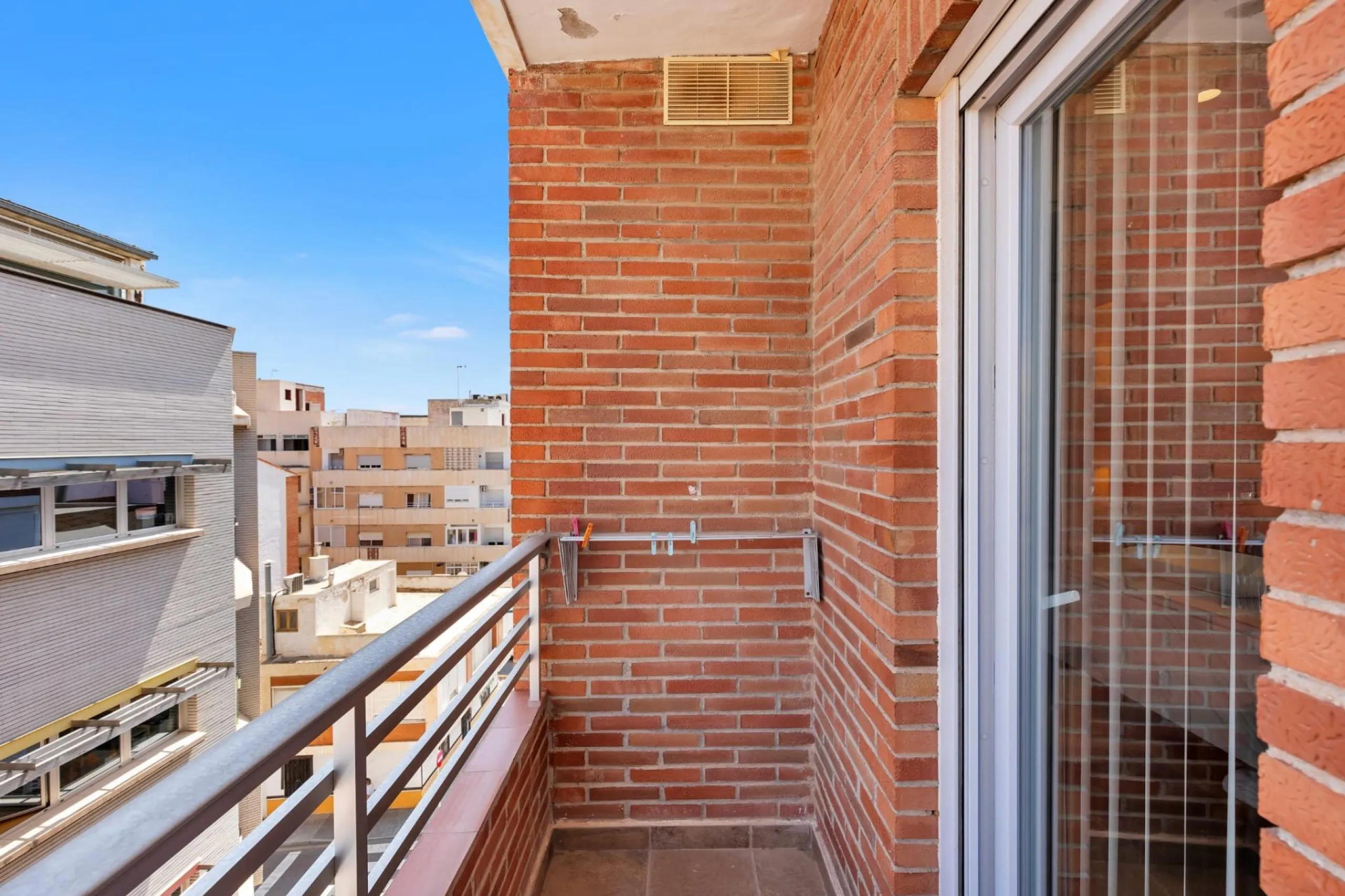 REFORMANDO APARTAMENTO EN EL CENTRO DE TORREVIEJA. 134 M2. 2 DORM. 2 BAÑOS.