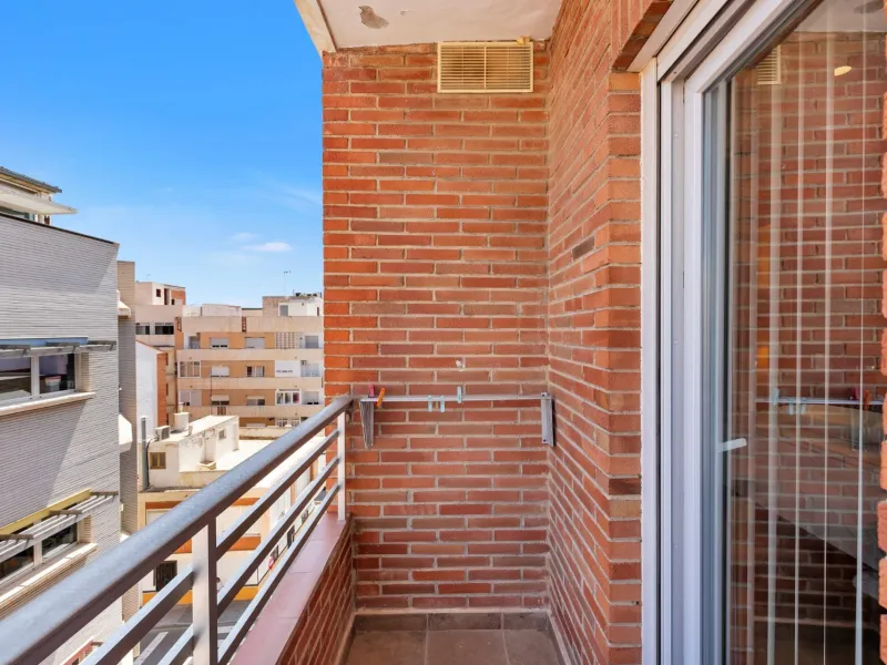 REFORMANDO APARTAMENTO EN EL CENTRO DE TORREVIEJA. 134 M2. 2 DORM. 2 BAÑOS.