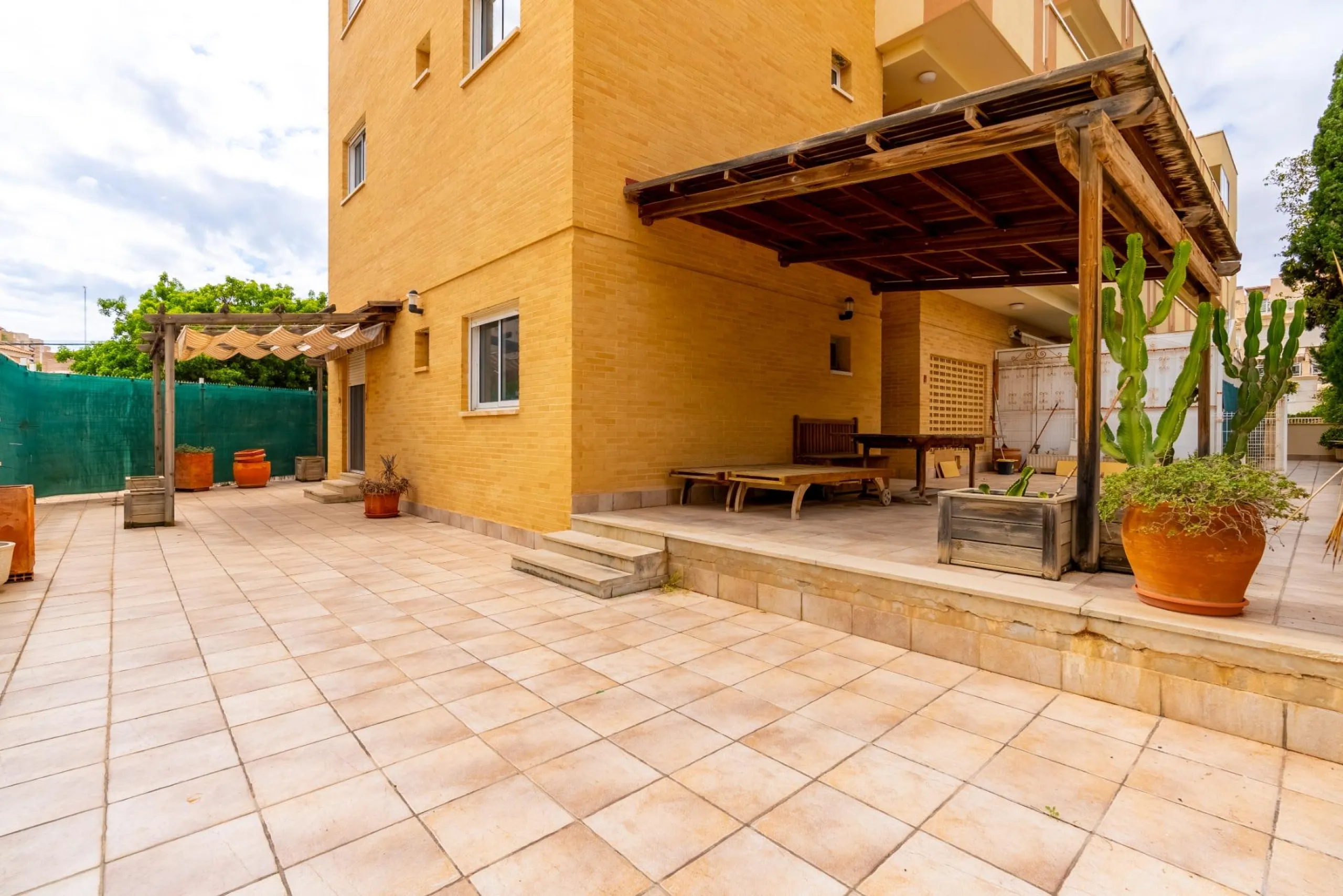 EXCELLENT GROUND FLOOR APARTMENT WITH OWN PLOT IN 100 STEPS FROM THE SEA
