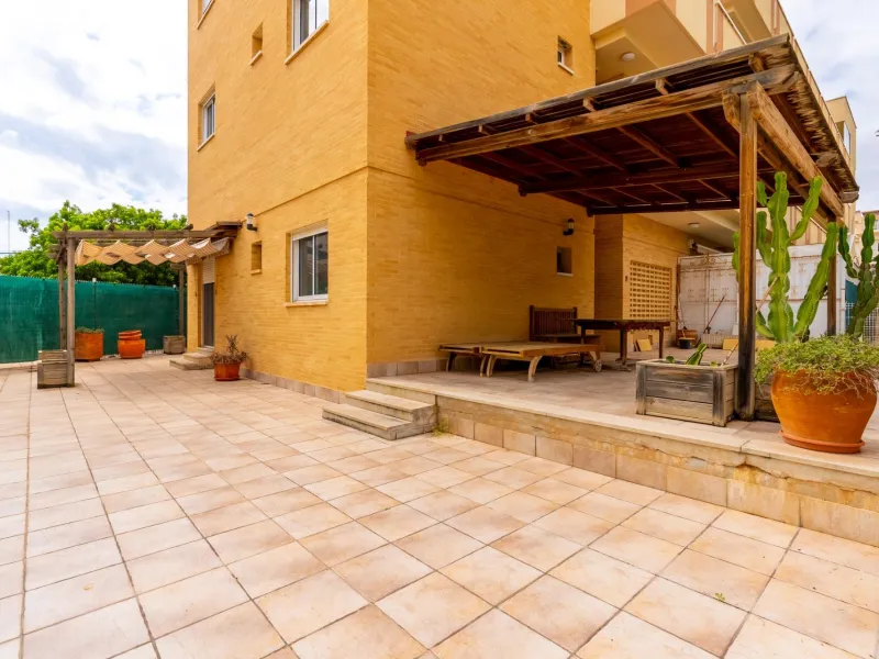 EXCELLENT GROUND FLOOR APARTMENT WITH OWN PLOT IN 100 STEPS FROM THE SEA