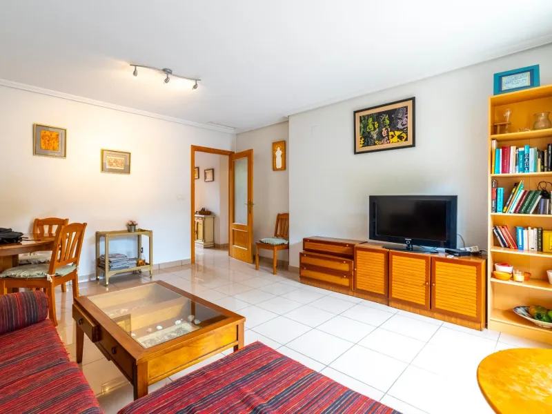 EXCELLENT GROUND FLOOR APARTMENT WITH OWN PLOT IN 100 STEPS FROM THE SEA