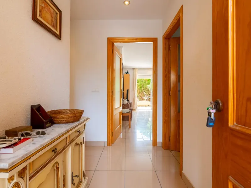 EXCELLENT GROUND FLOOR APARTMENT WITH OWN PLOT IN 100 STEPS FROM THE SEA