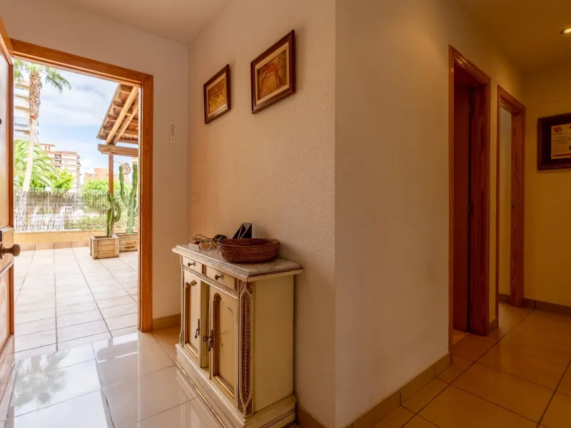 EXCELLENT GROUND FLOOR APARTMENT WITH OWN PLOT IN 100 STEPS FROM THE SEA