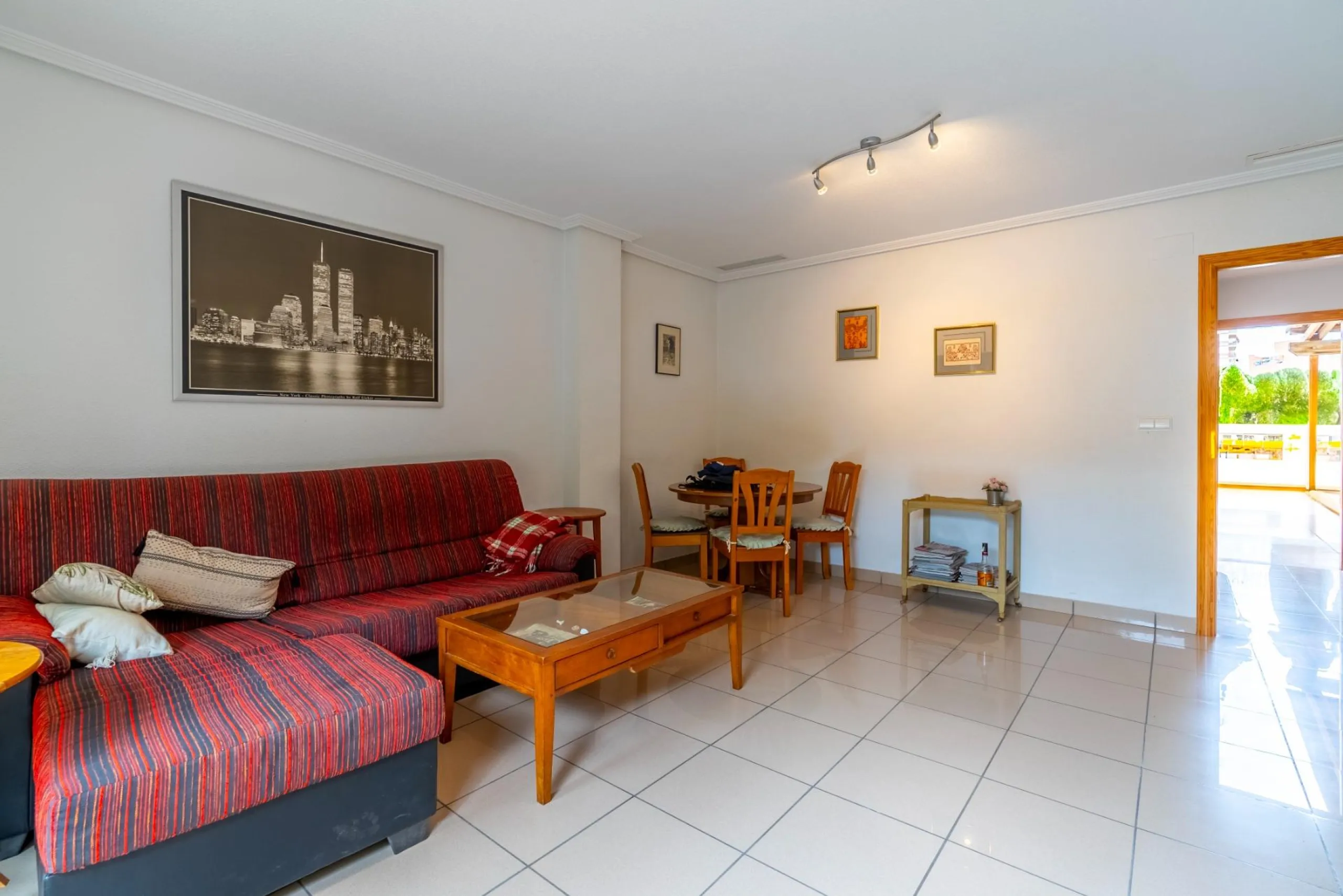 EXCELLENT GROUND FLOOR APARTMENT WITH OWN PLOT IN 100 STEPS FROM THE SEA