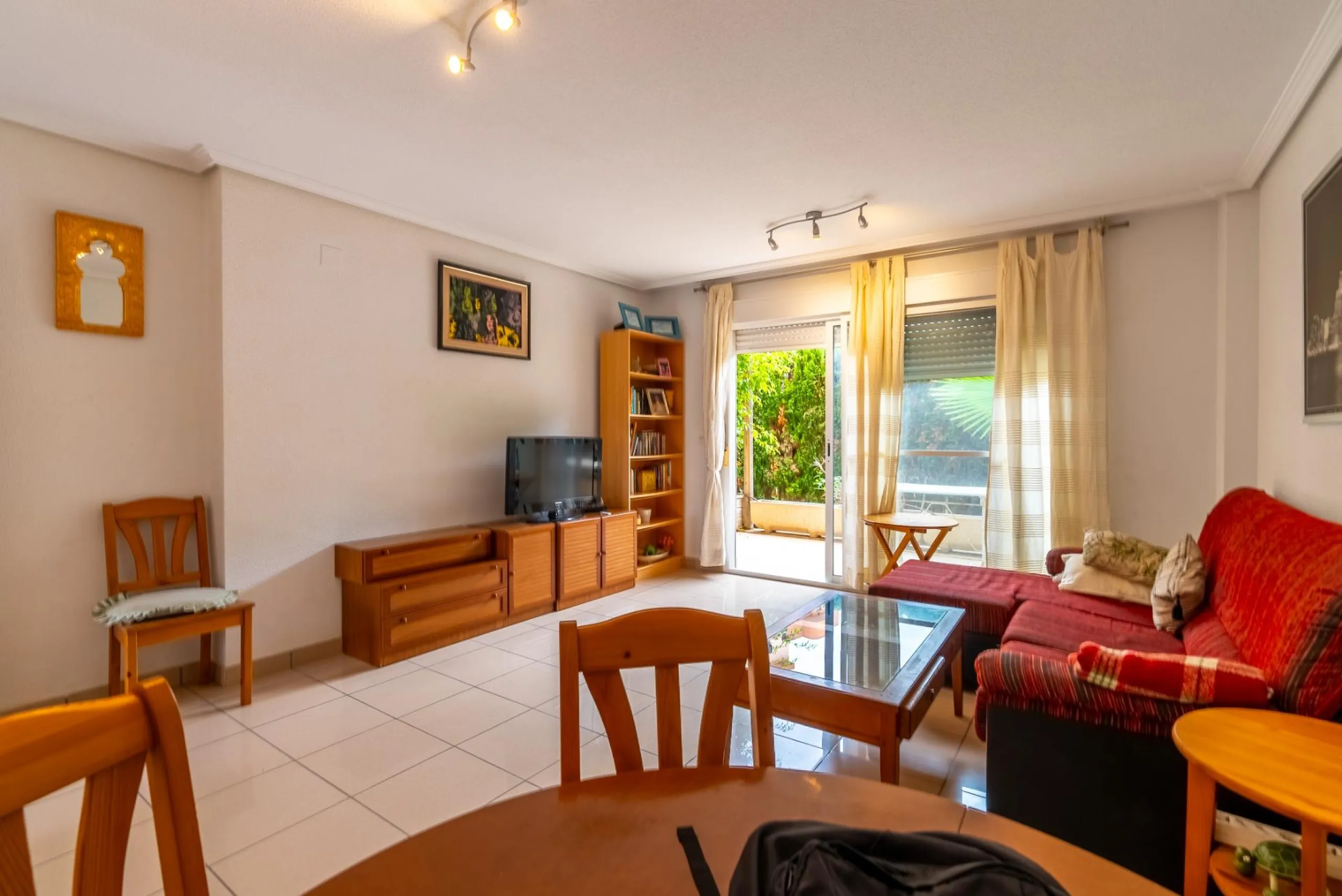 EXCELLENT GROUND FLOOR APARTMENT WITH OWN PLOT IN 100 STEPS FROM THE SEA