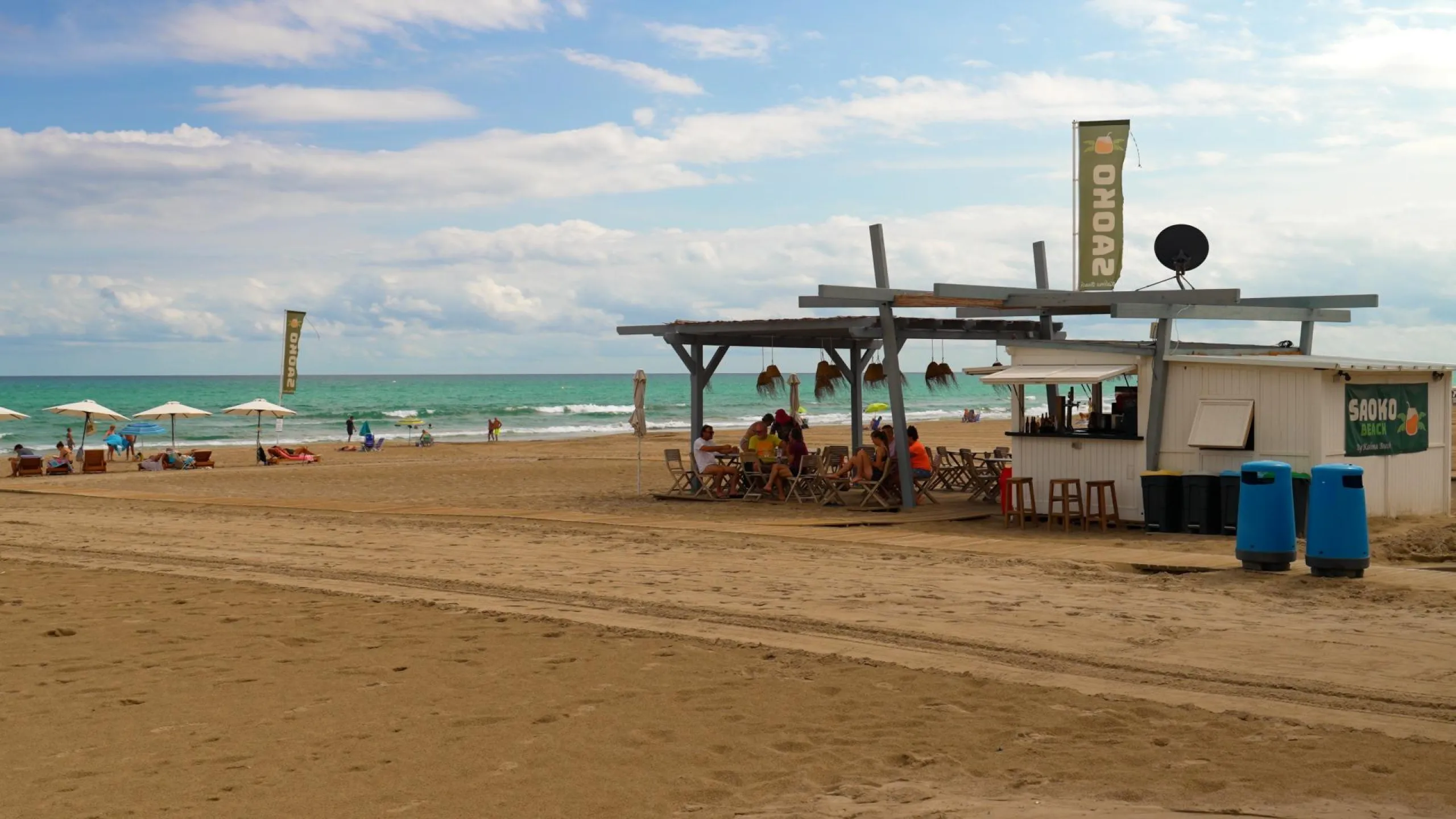 EXCELLENT GROUND FLOOR APARTMENT WITH OWN PLOT IN 100 STEPS FROM THE SEA