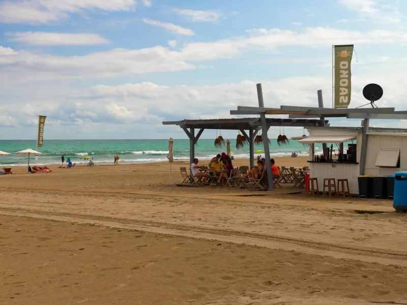 EXCELLENT GROUND FLOOR APARTMENT WITH OWN PLOT IN 100 STEPS FROM THE SEA
