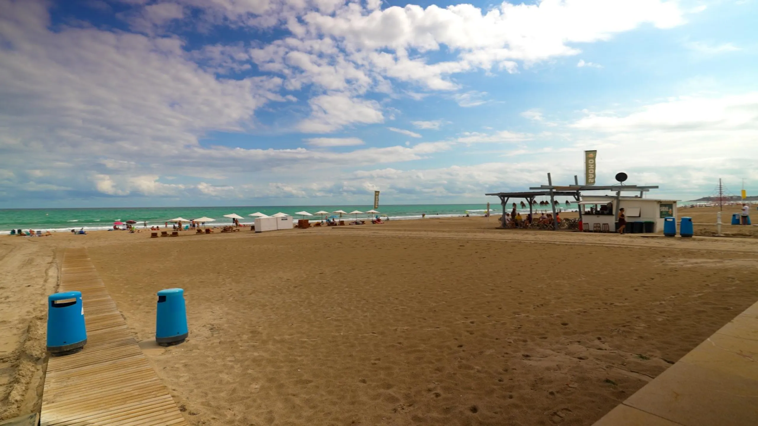 EXCELLENT GROUND FLOOR APARTMENT WITH OWN PLOT IN 100 STEPS FROM THE SEA