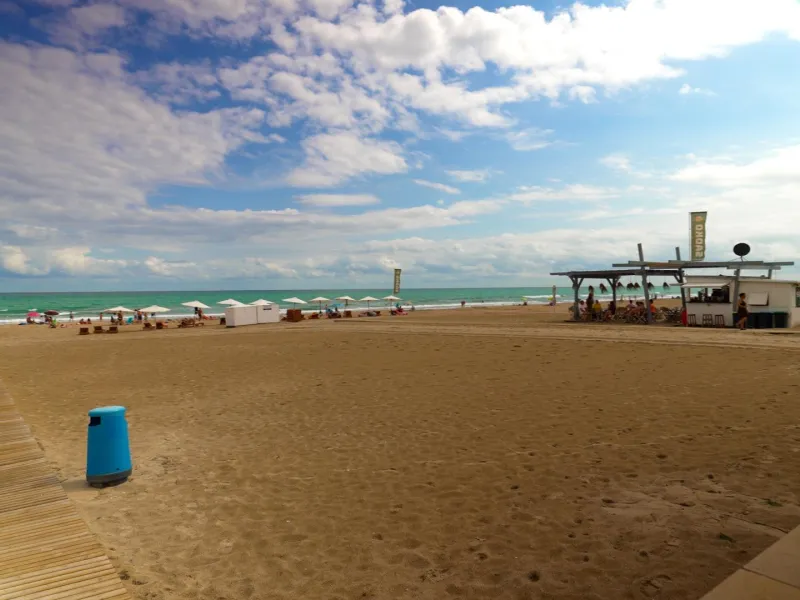 EXCELLENT GROUND FLOOR APARTMENT WITH OWN PLOT IN 100 STEPS FROM THE SEA