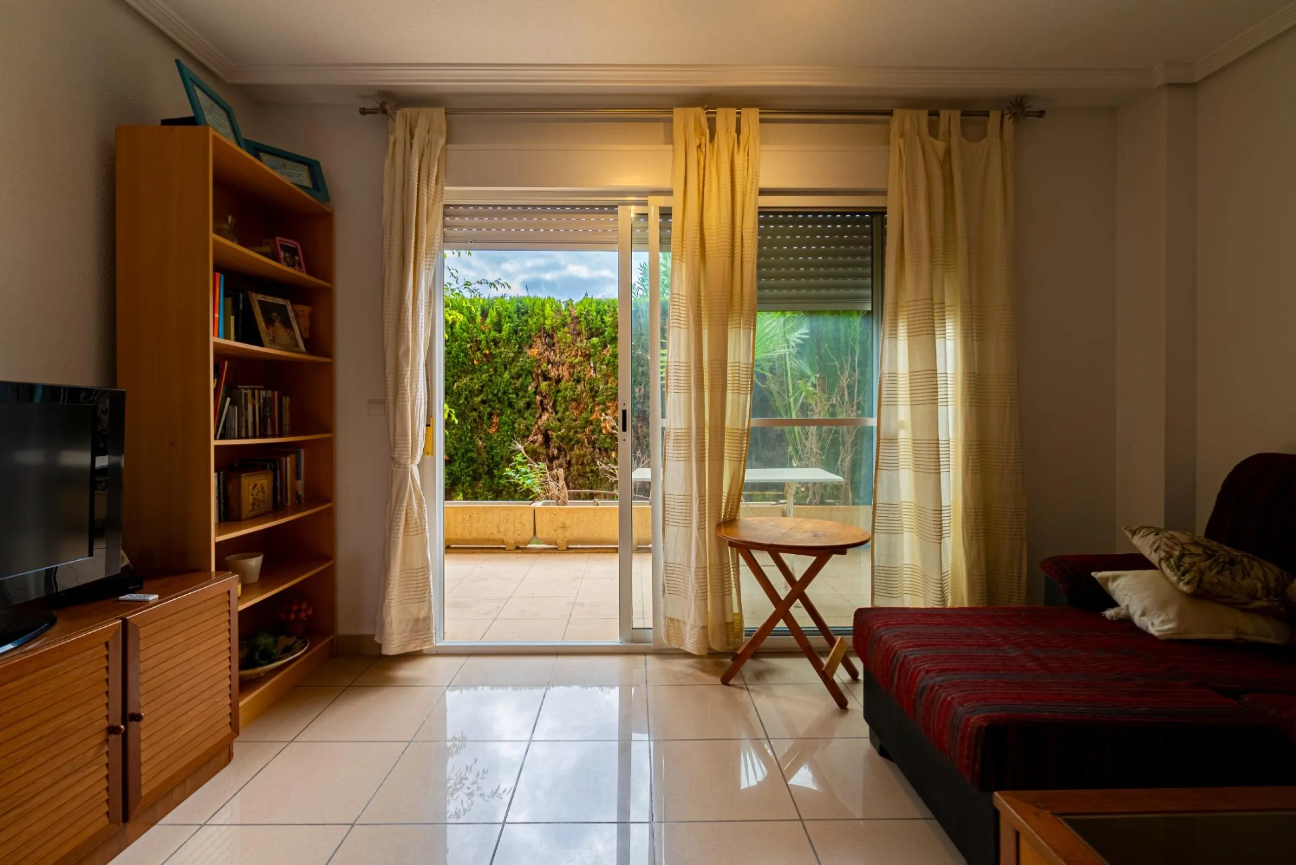 EXCELLENT GROUND FLOOR APARTMENT WITH OWN PLOT IN 100 STEPS FROM THE SEA
