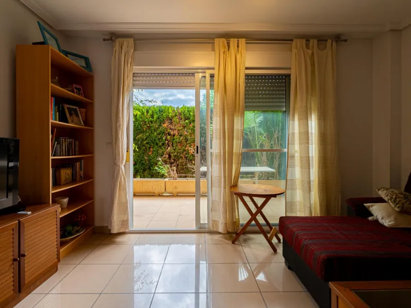 EXCELLENT GROUND FLOOR APARTMENT WITH OWN PLOT IN 100 STEPS FROM THE SEA