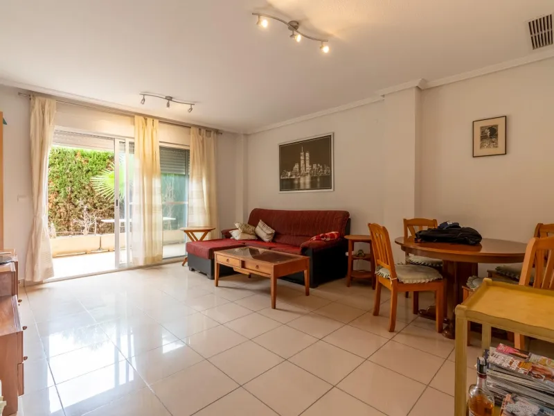 EXCELLENT GROUND FLOOR APARTMENT WITH OWN PLOT IN 100 STEPS FROM THE SEA