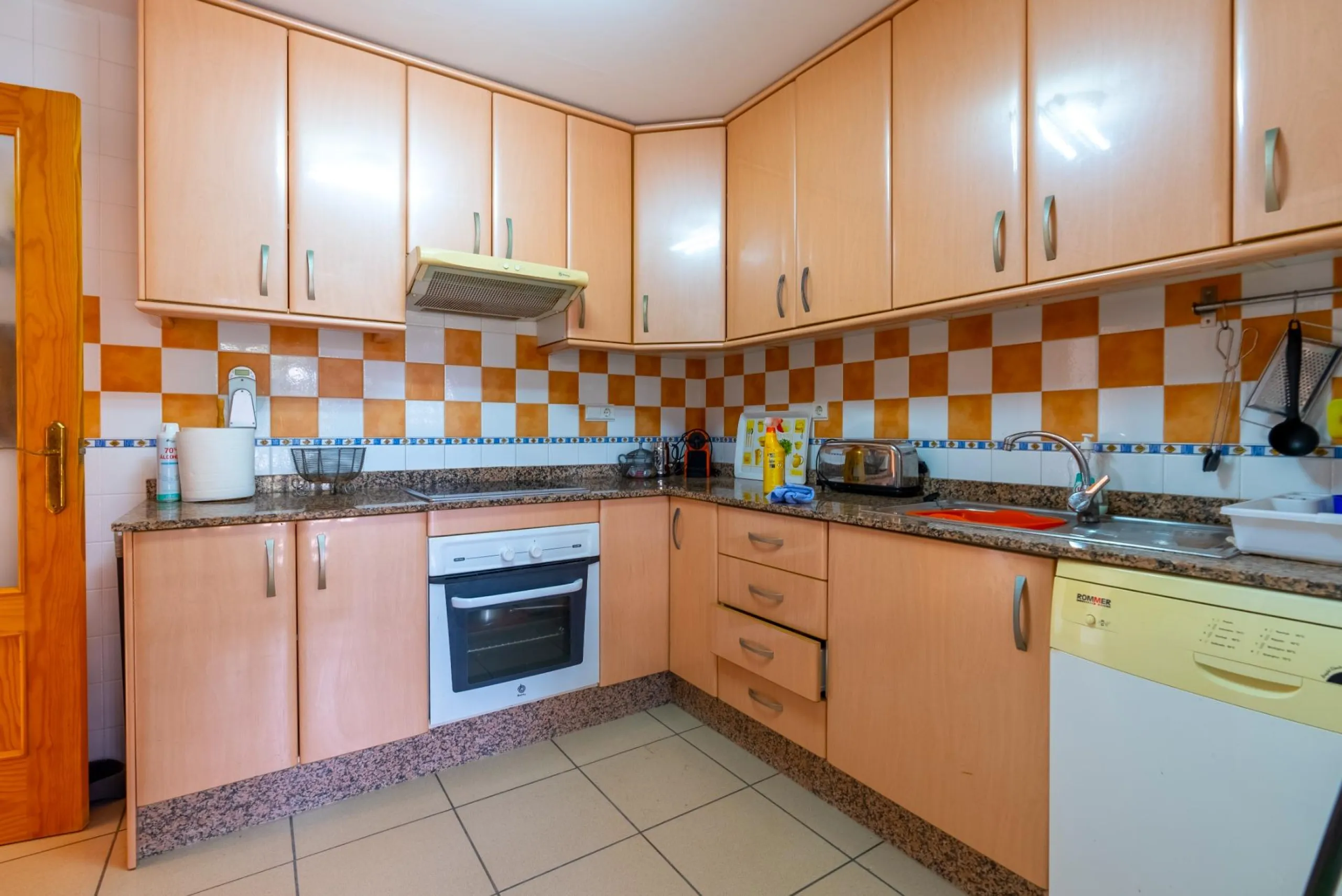 EXCELLENT GROUND FLOOR APARTMENT WITH OWN PLOT IN 100 STEPS FROM THE SEA