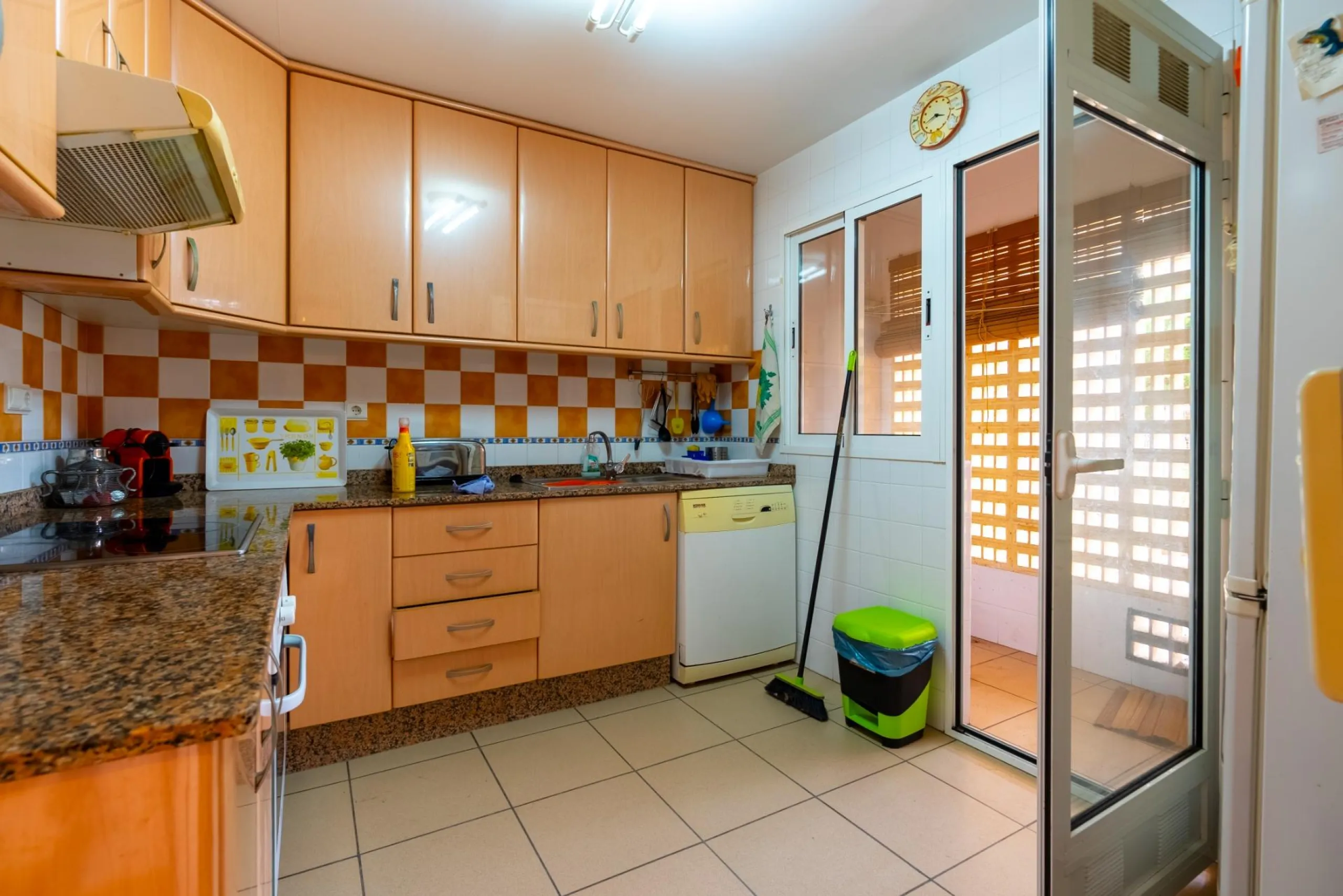 EXCELLENT GROUND FLOOR APARTMENT WITH OWN PLOT IN 100 STEPS FROM THE SEA