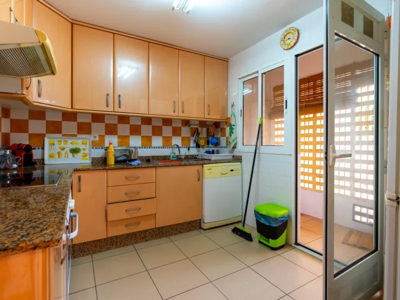 EXCELLENT GROUND FLOOR APARTMENT WITH OWN PLOT IN 100 STEPS FROM THE SEA