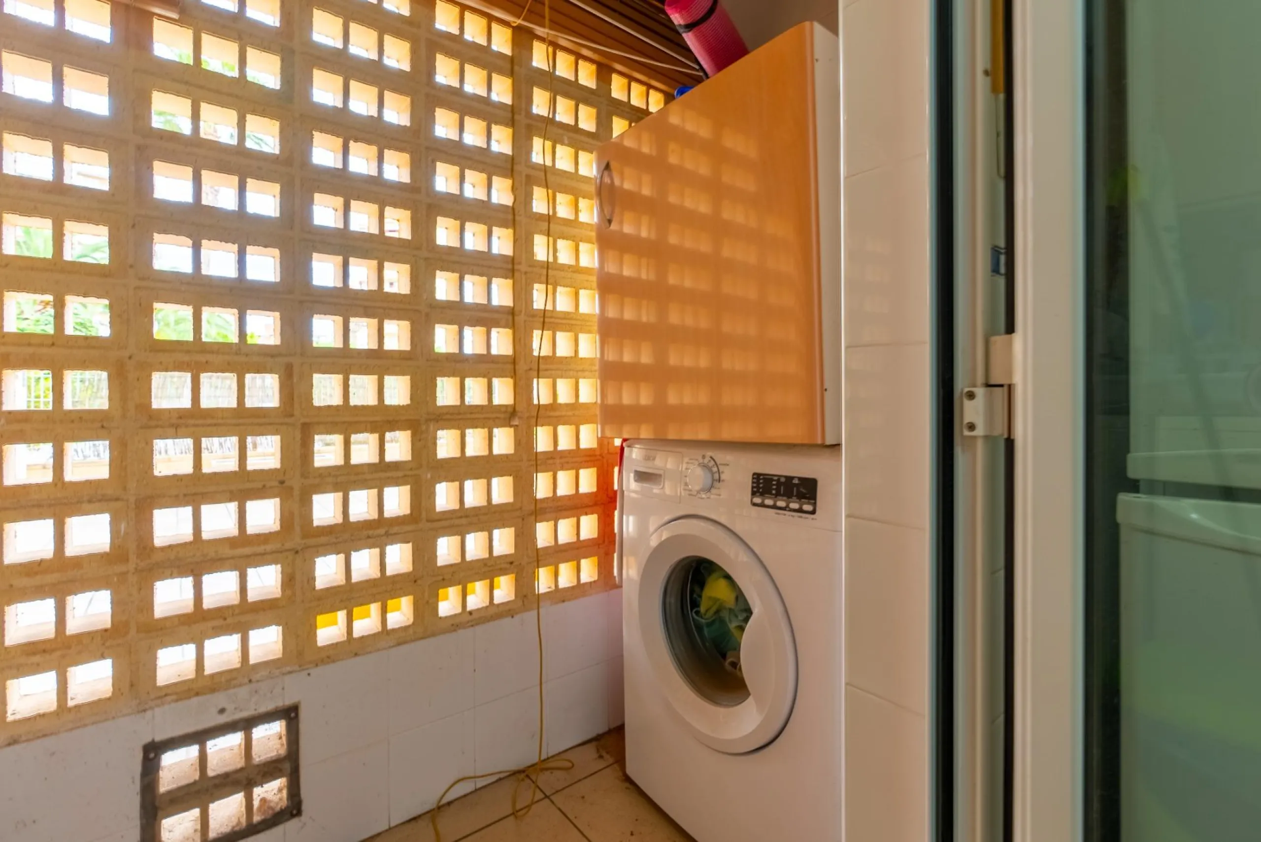 EXCELLENT GROUND FLOOR APARTMENT WITH OWN PLOT IN 100 STEPS FROM THE SEA