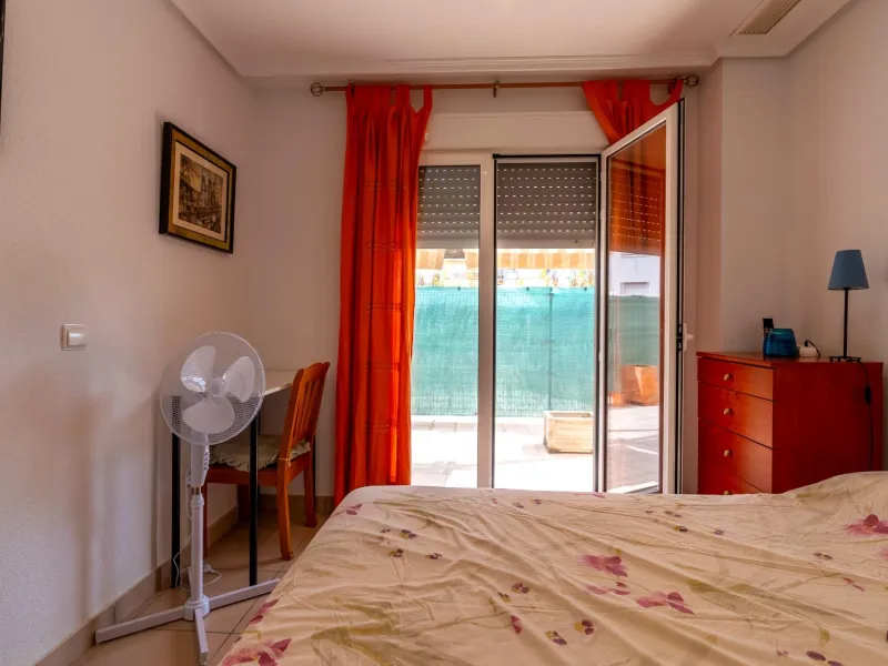 EXCELLENT GROUND FLOOR APARTMENT WITH OWN PLOT IN 100 STEPS FROM THE SEA
